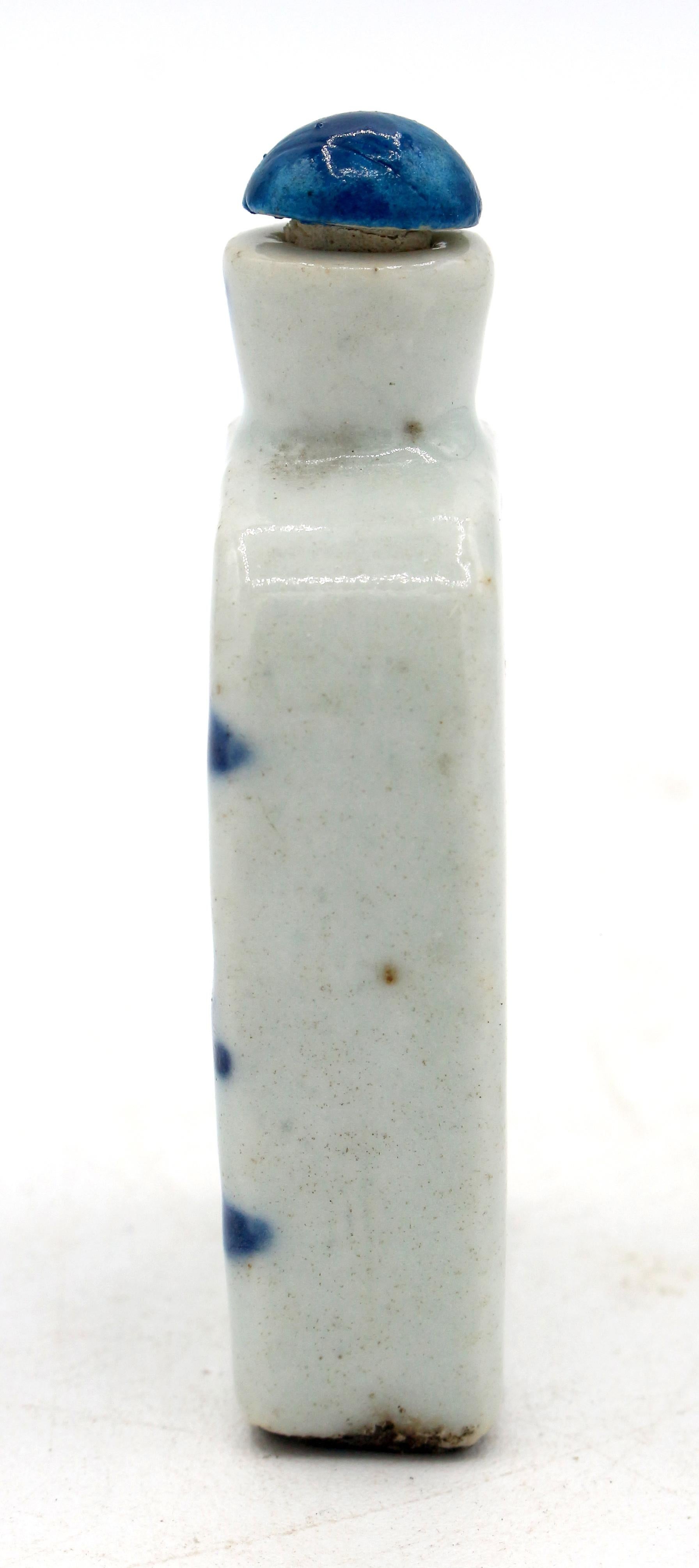 Qing Early 19th Century Chinese Blue & White Snuff Bottle