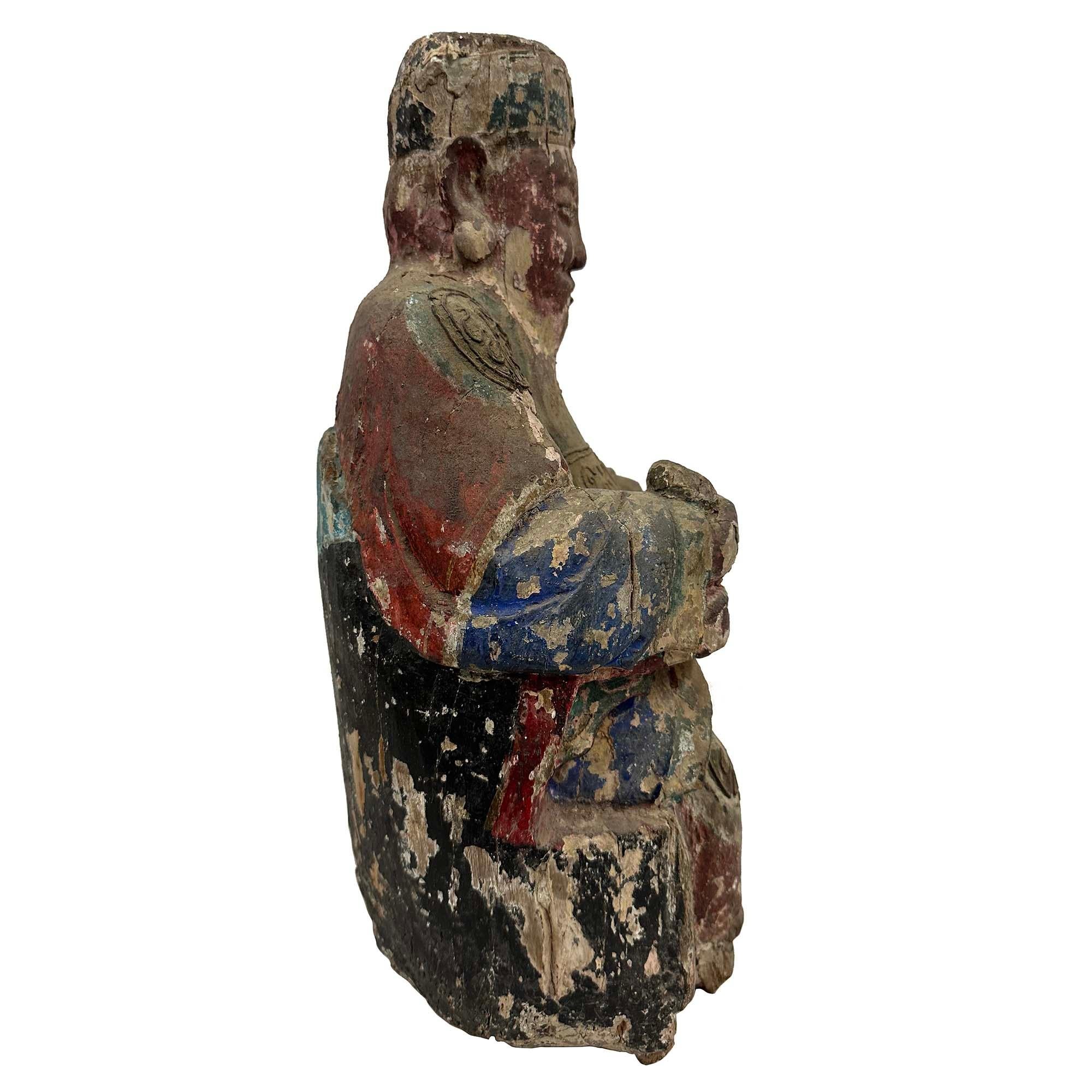 Escultura china de madera policromada tallada de principios del siglo XIX de un dios de la suerte en venta 3