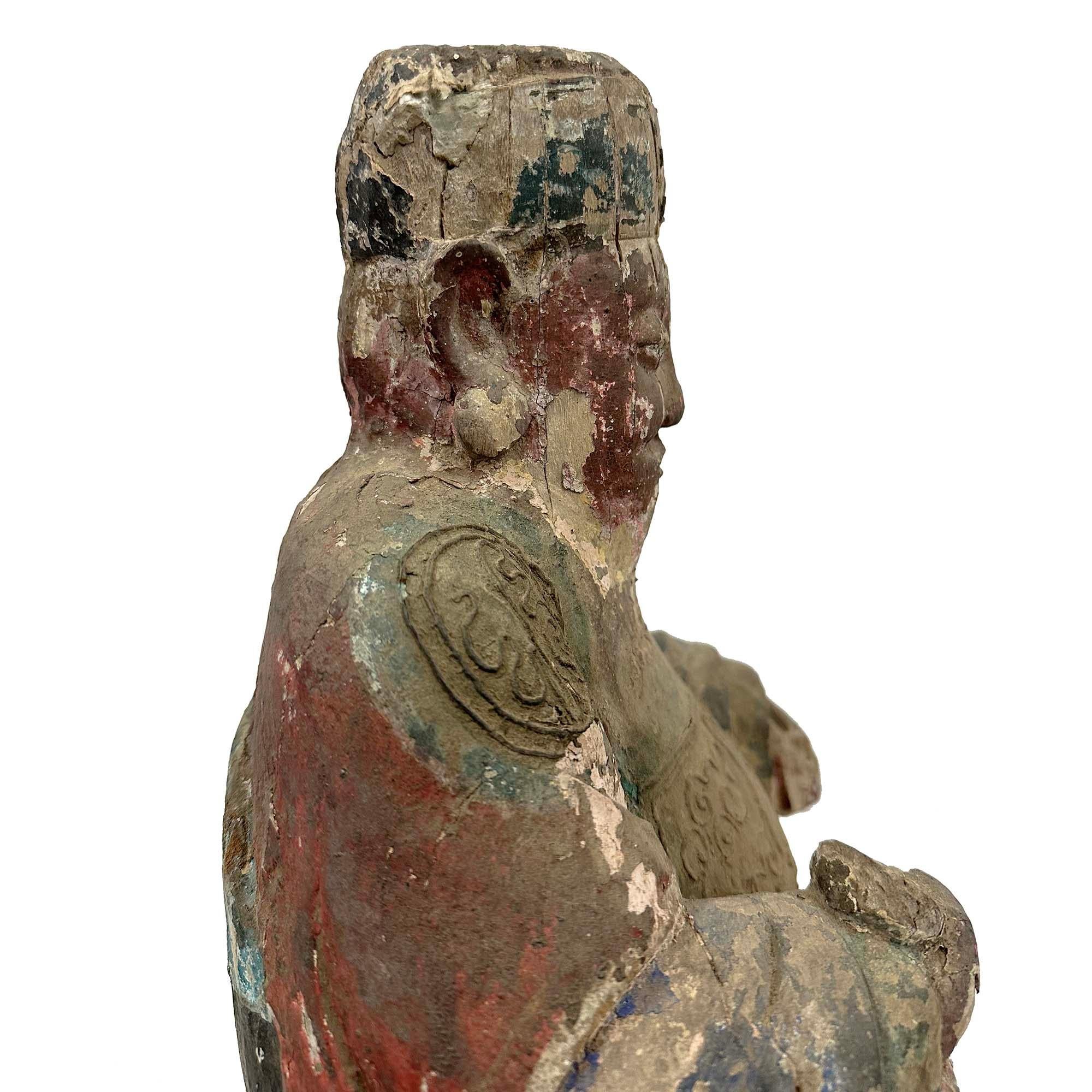 Escultura china de madera policromada tallada de principios del siglo XIX de un dios de la suerte en venta 4