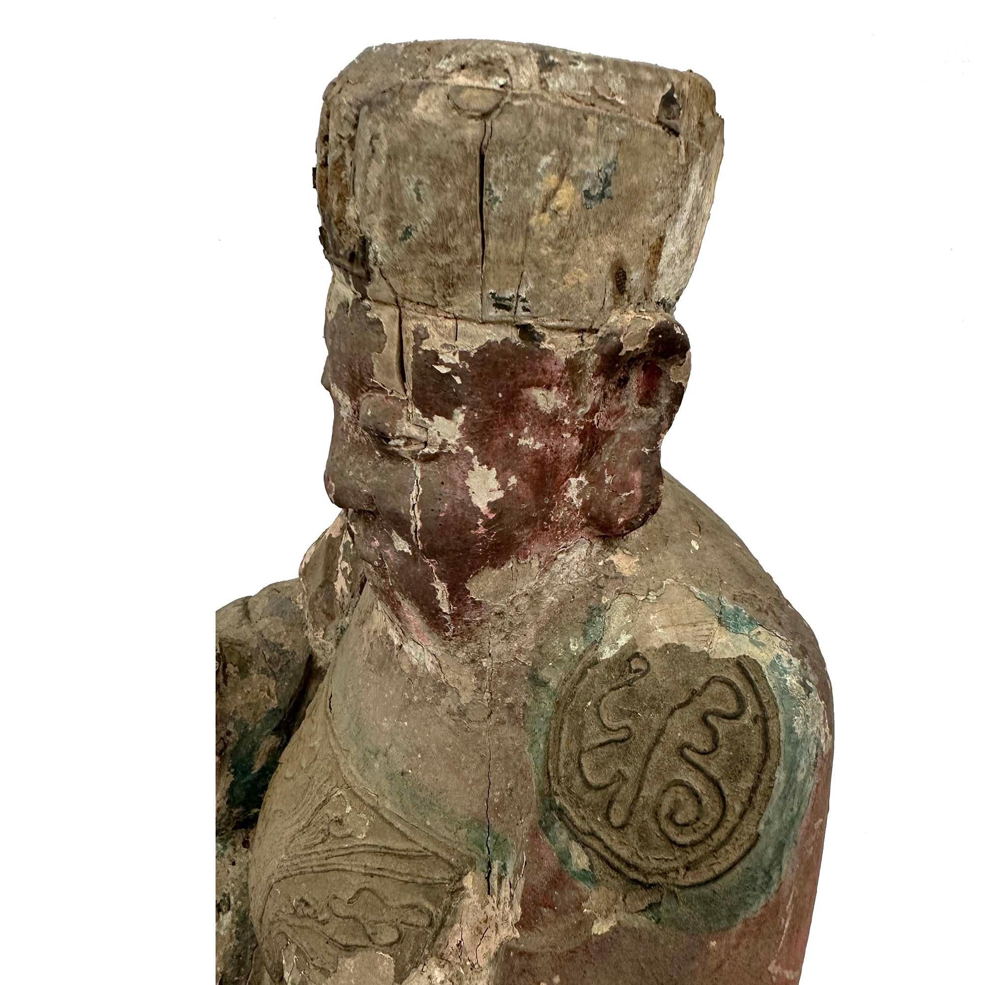 Escultura china de madera policromada tallada de principios del siglo XIX de un dios de la suerte en venta 6