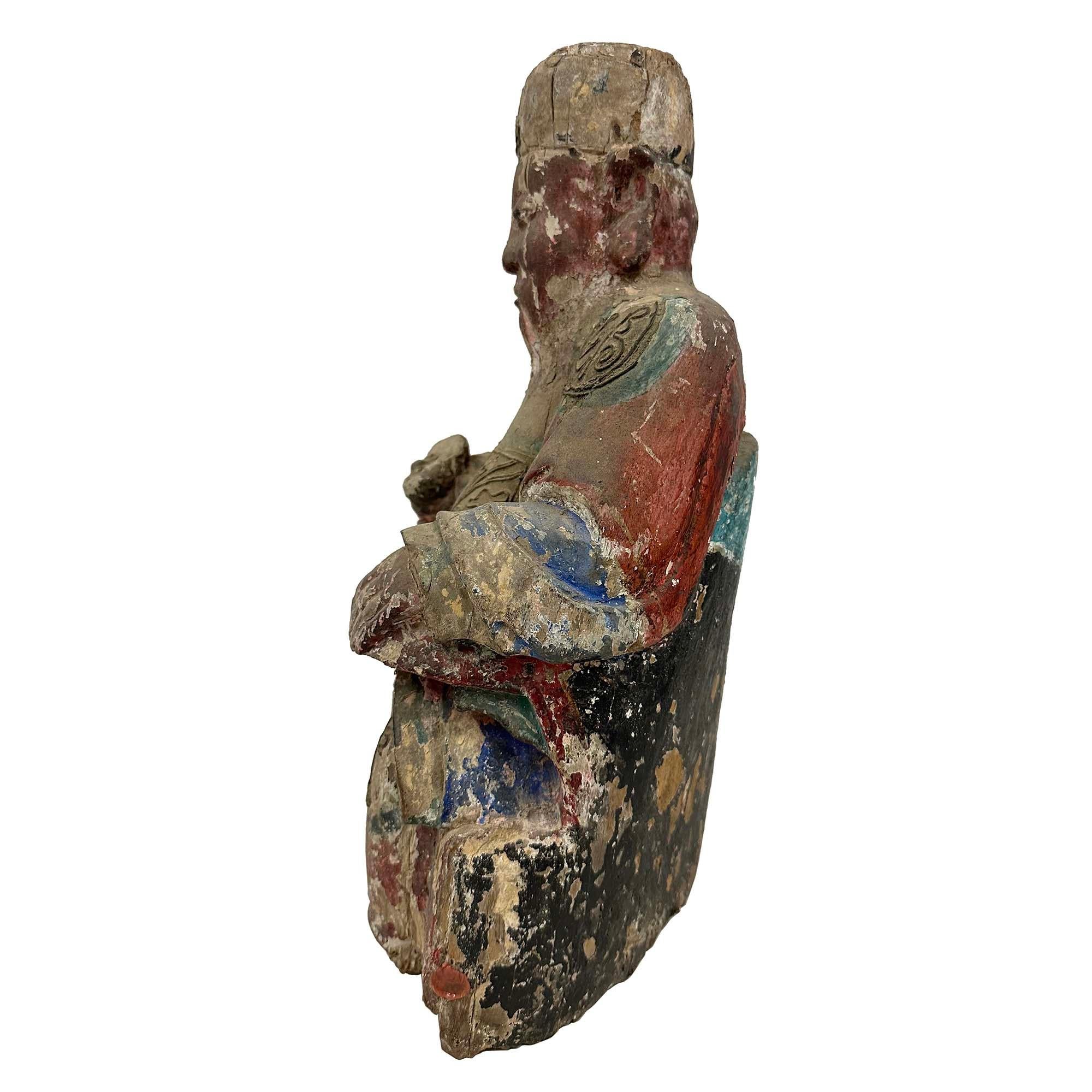 Escultura china de madera policromada tallada de principios del siglo XIX de un dios de la suerte en venta 7