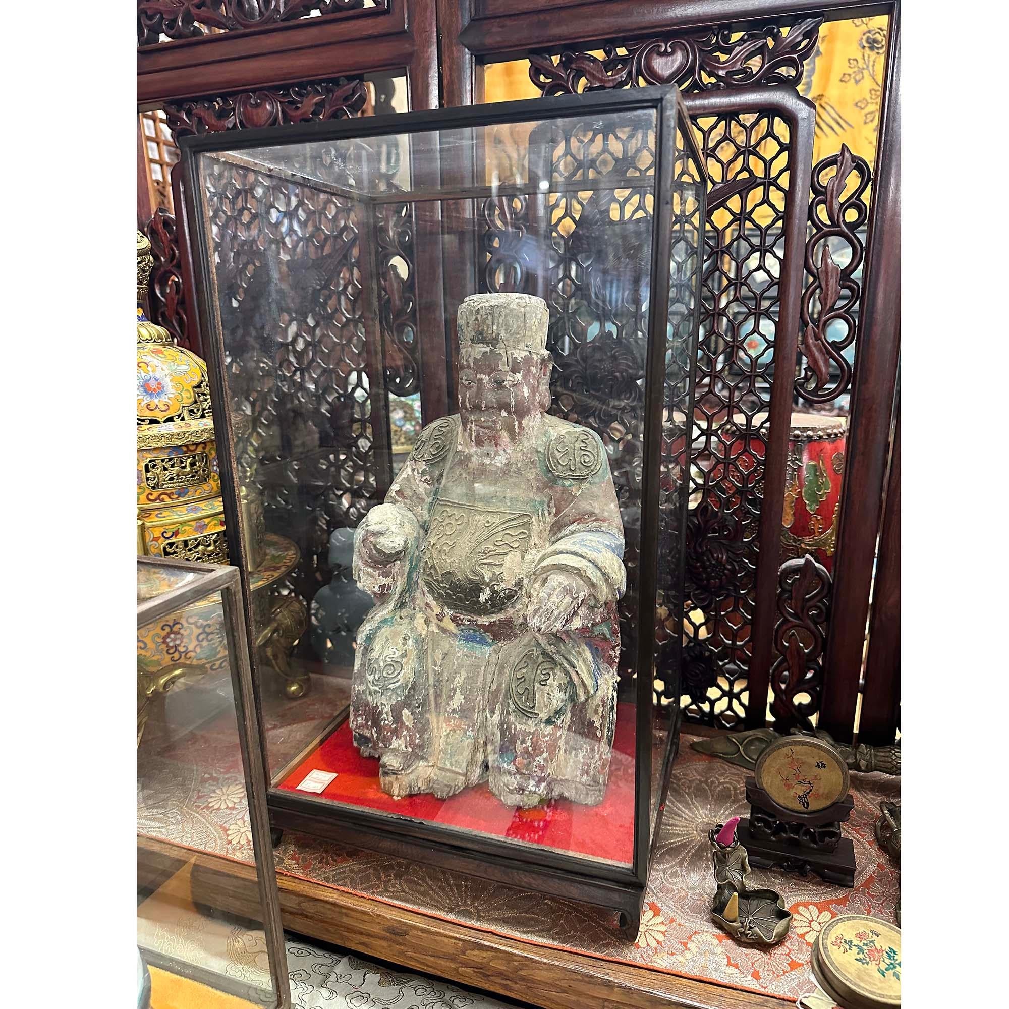 Escultura china de madera policromada tallada de principios del siglo XIX de un dios de la suerte en venta 12