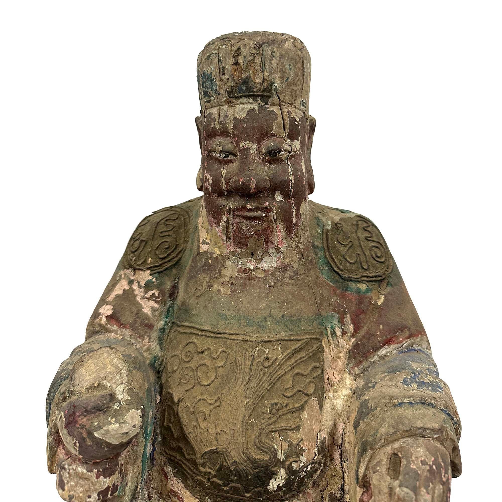 Antigua escultura china de madera tallada de la dinastía china Qing (1644-1911). Talla de madera hecha a mano, que presenta signos de envejecimiento y desgaste acordes con su posible condición de antigüedad. La presencia de pintura desconchada y
