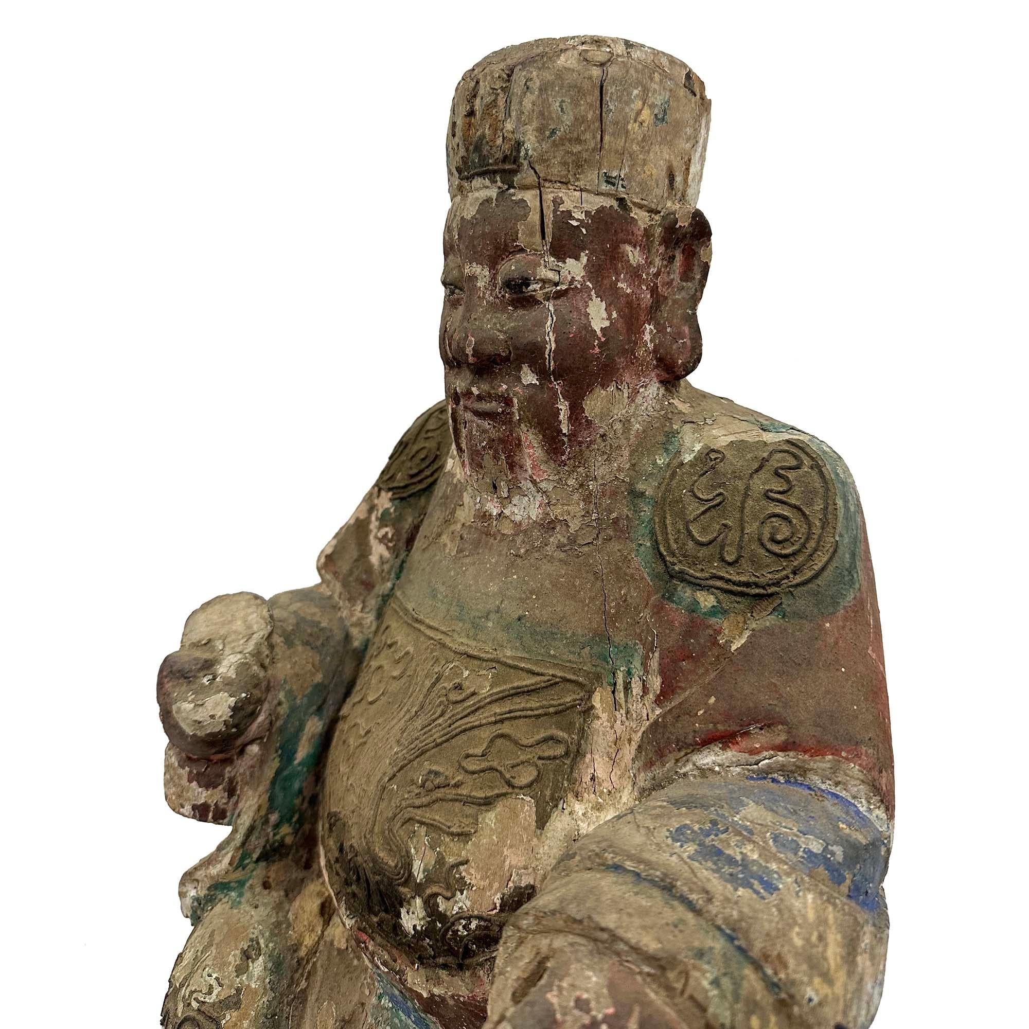 Escultura china de madera policromada tallada de principios del siglo XIX de un dios de la suerte Hecho a mano en venta