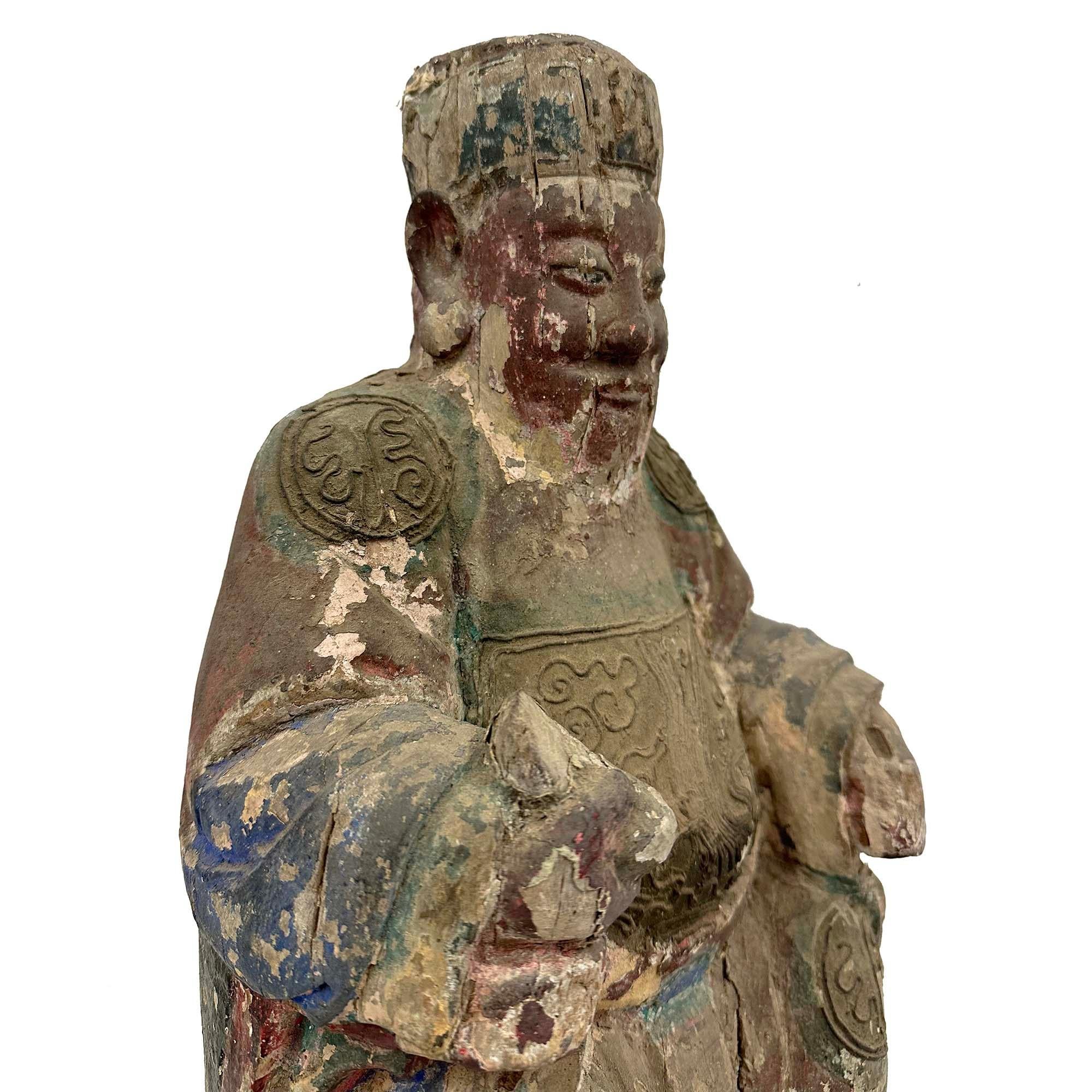 Escultura china de madera policromada tallada de principios del siglo XIX de un dios de la suerte en venta 1