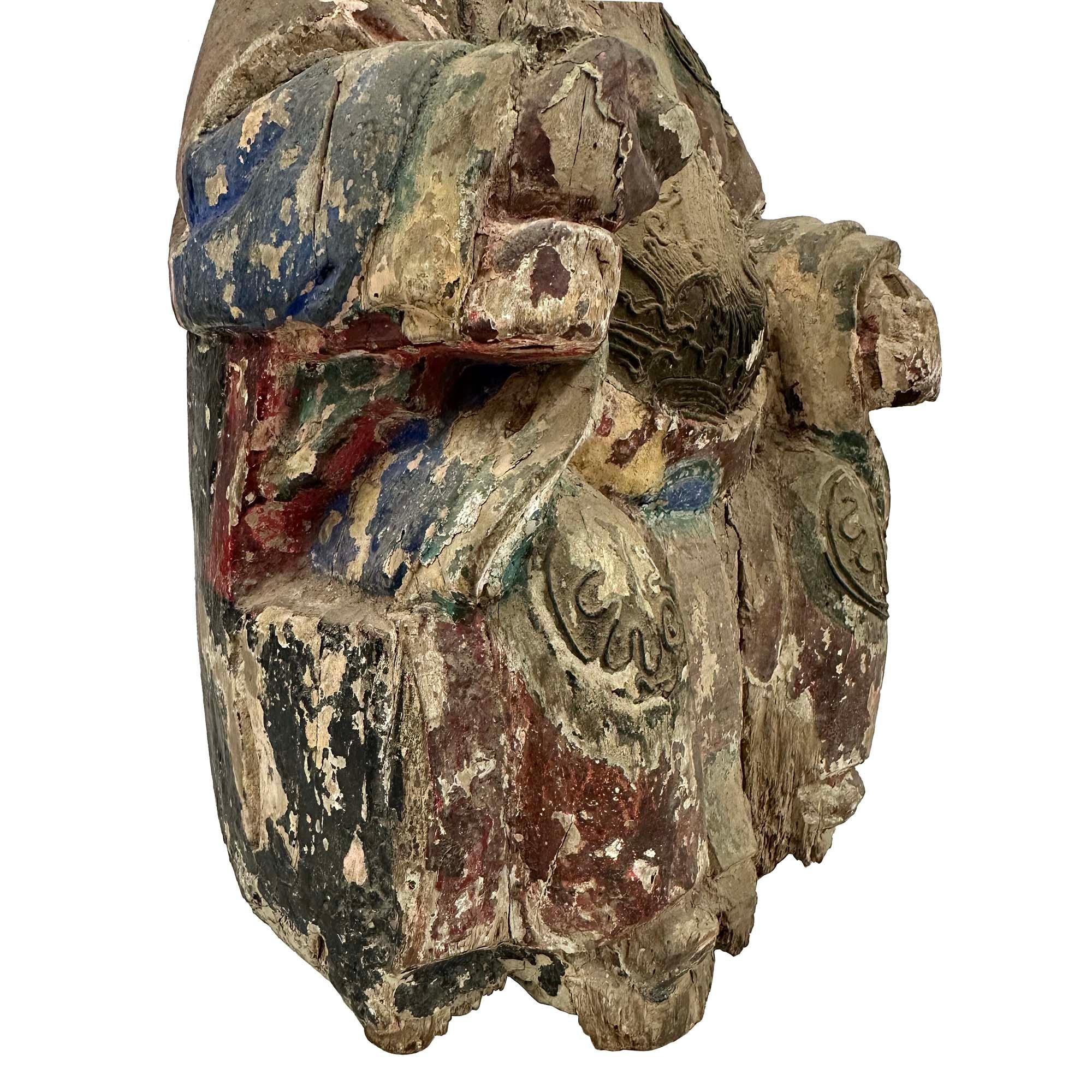 Escultura china de madera policromada tallada de principios del siglo XIX de un dios de la suerte en venta 2