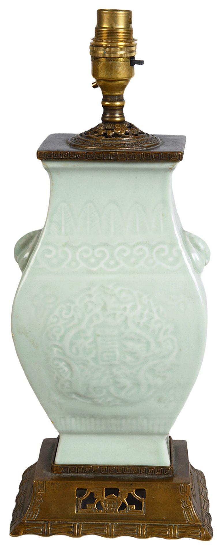 Jarrón/lámpara de porcelana china de Celedón de principios del siglo XIX, de muy buena calidad. Tiene una maravillosa forma acampanada con decoración clásica de motivos en relieve alrededor, y asas en forma de concha a ambos lados. Montado sobre una