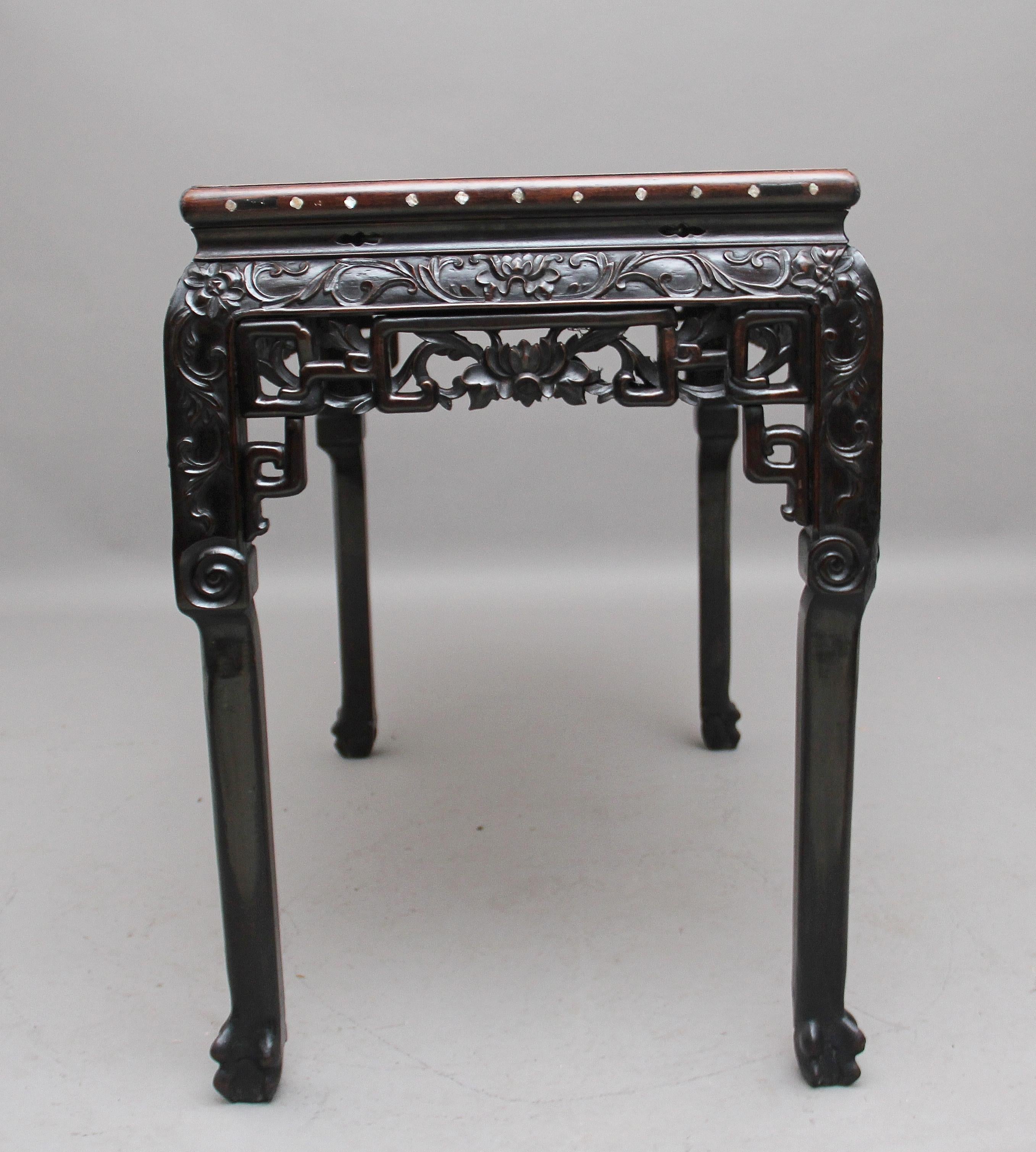 Milieu du XIXe siècle Table de centre de table chinoise du début du XIXe siècle en vente