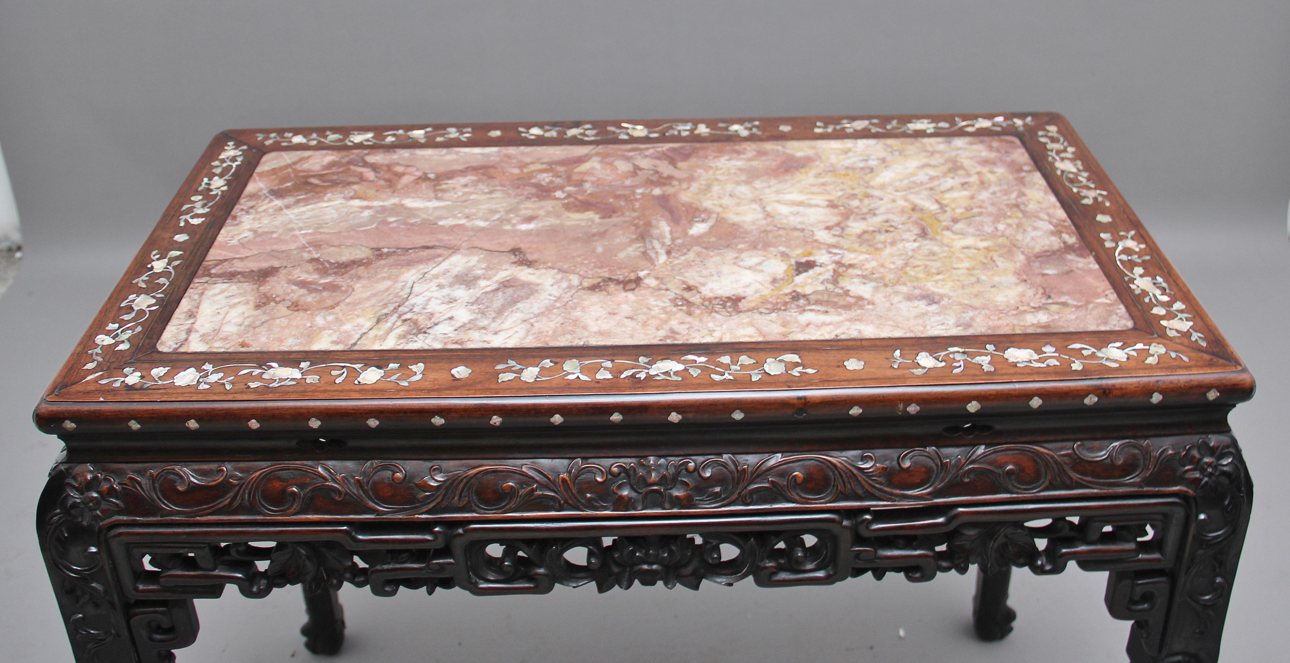Bois de feuillus Table de centre de table chinoise du début du XIXe siècle en vente