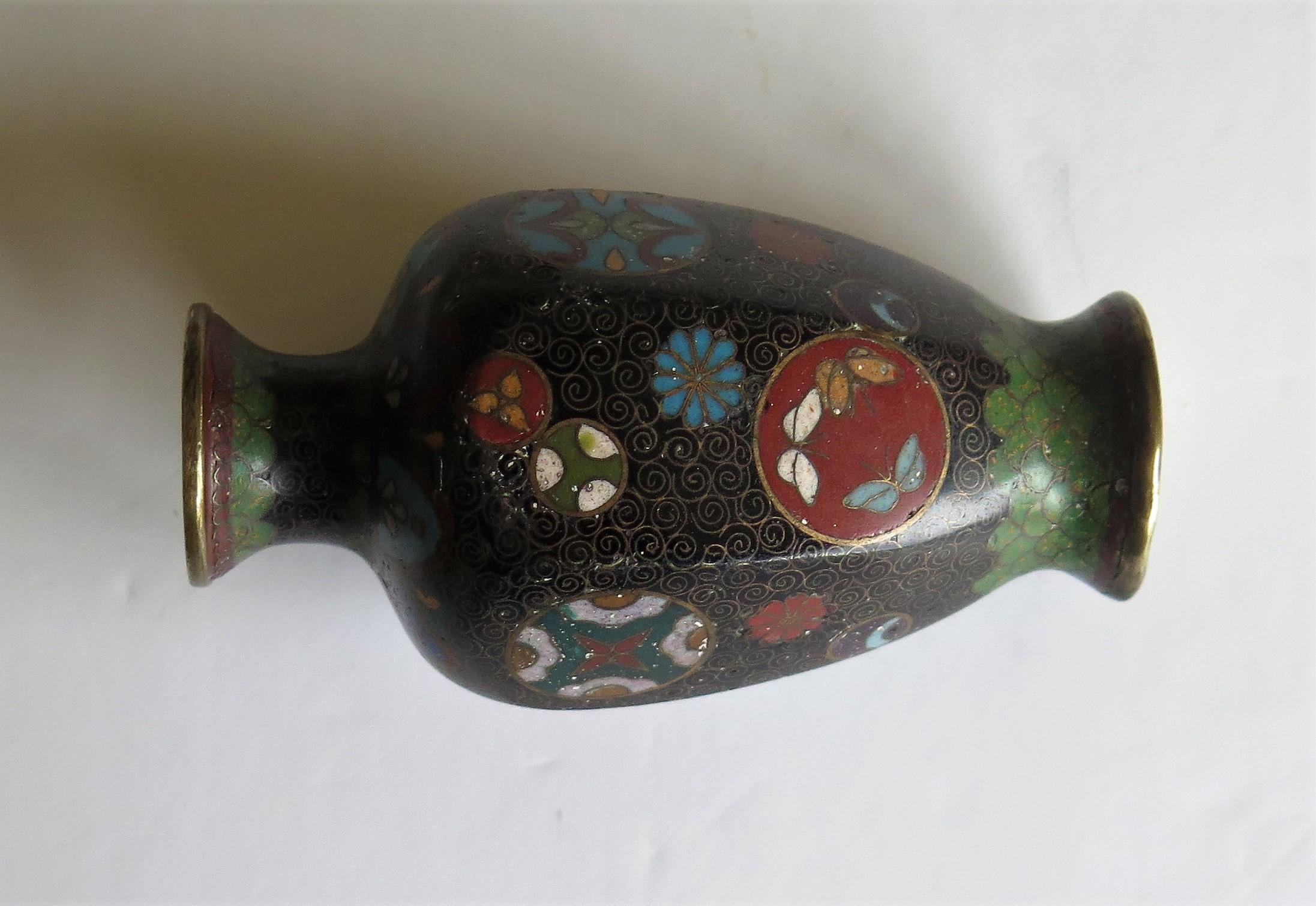 Petit vase japonais en cloisonné du 19ème siècle, période Meiji  en vente 4