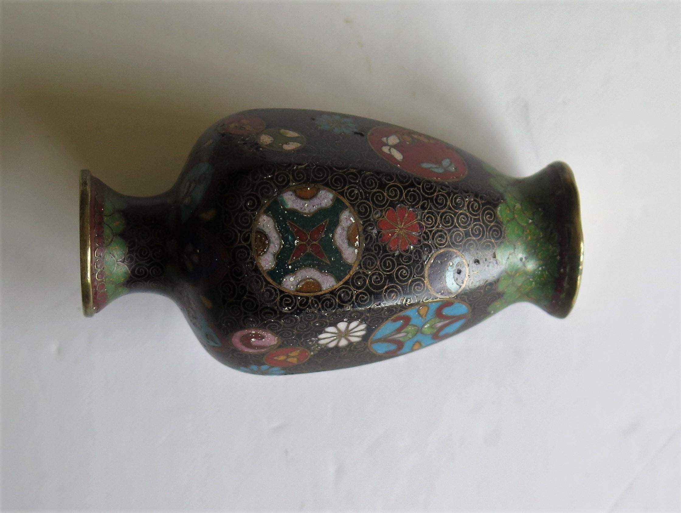 Petit vase japonais en cloisonné du 19ème siècle, période Meiji  en vente 5