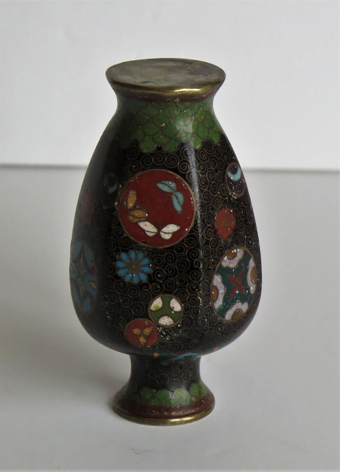 Petit vase japonais en cloisonné du 19ème siècle, période Meiji  en vente 9
