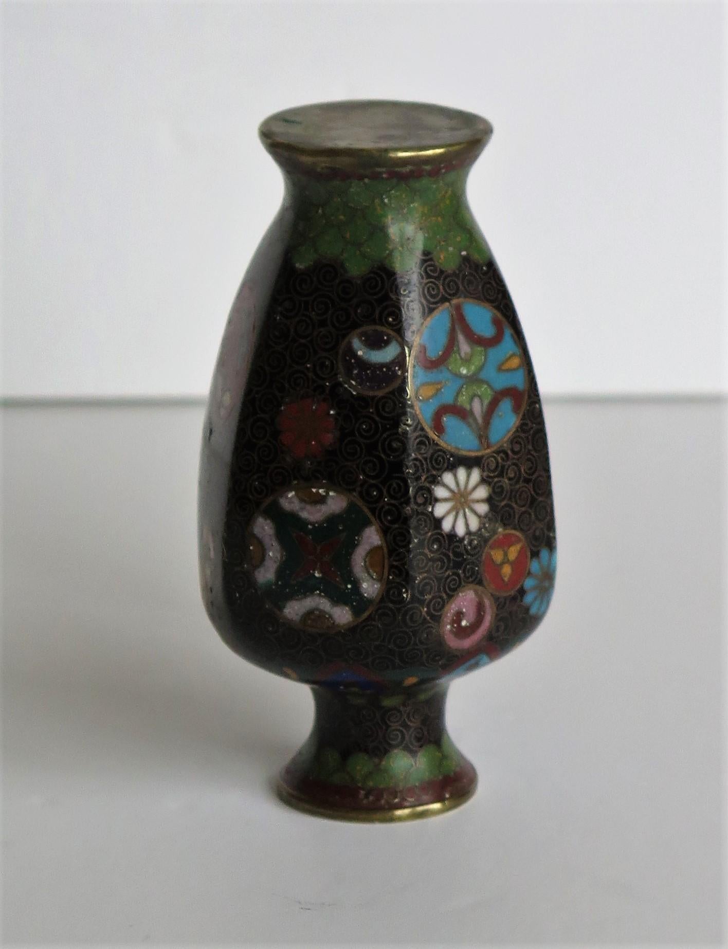 Petit vase japonais en cloisonné du 19ème siècle, période Meiji  en vente 10