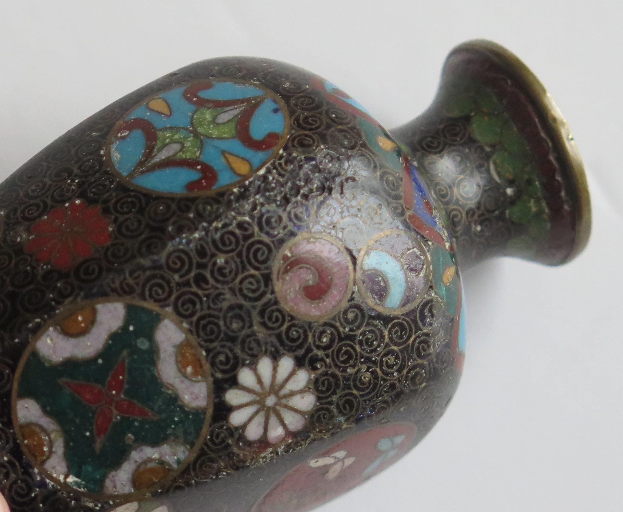 Petit vase japonais en cloisonné du 19ème siècle, période Meiji  en vente 12
