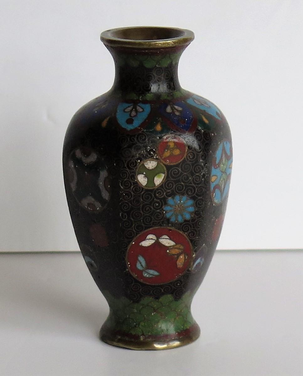 Kleine japanische Cloisonné-Vase aus dem 19. Jahrhundert, Meiji-Periode  im Zustand „Gut“ im Angebot in Lincoln, Lincolnshire