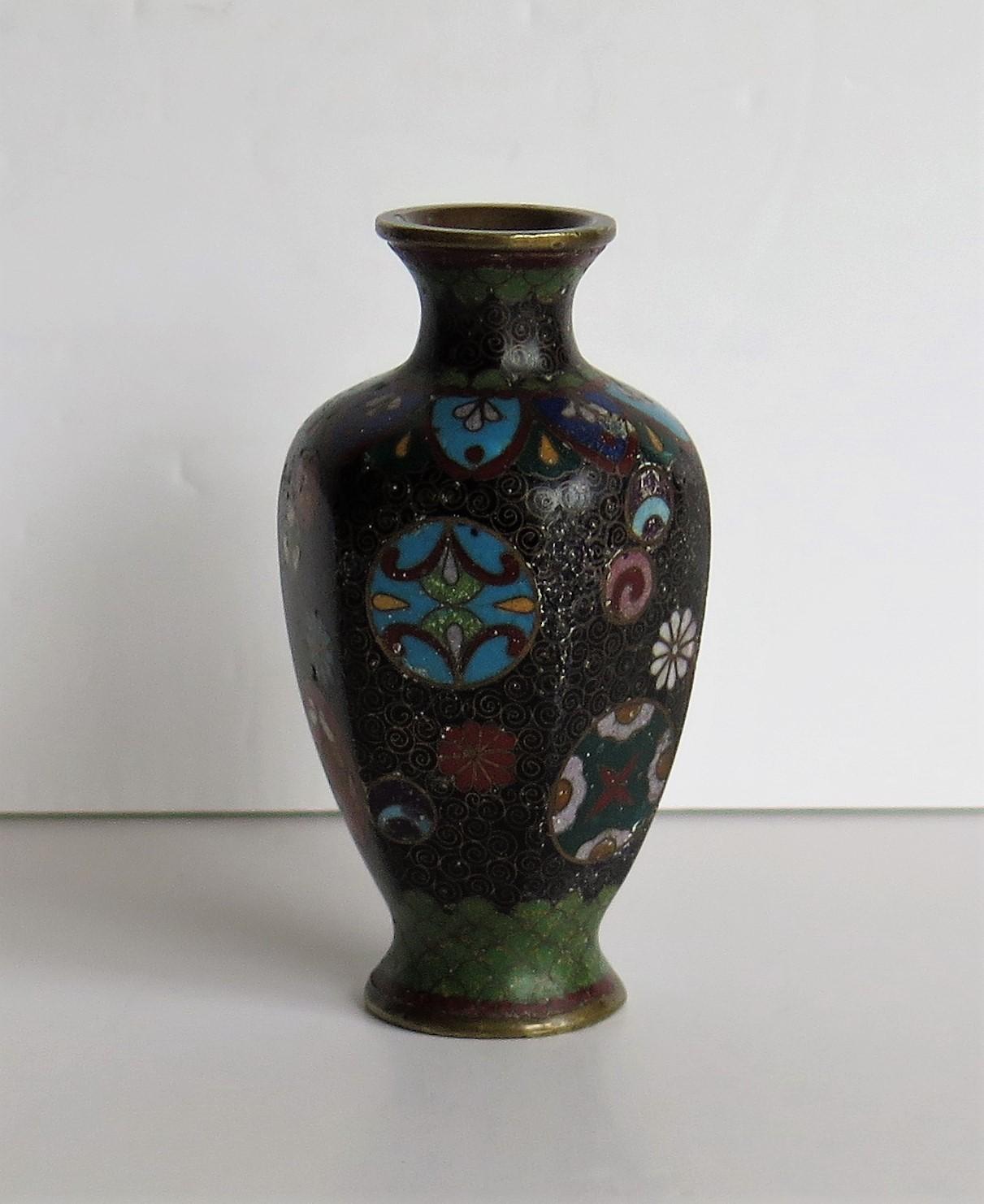 XIXe siècle Petit vase japonais en cloisonné du 19ème siècle, période Meiji  en vente