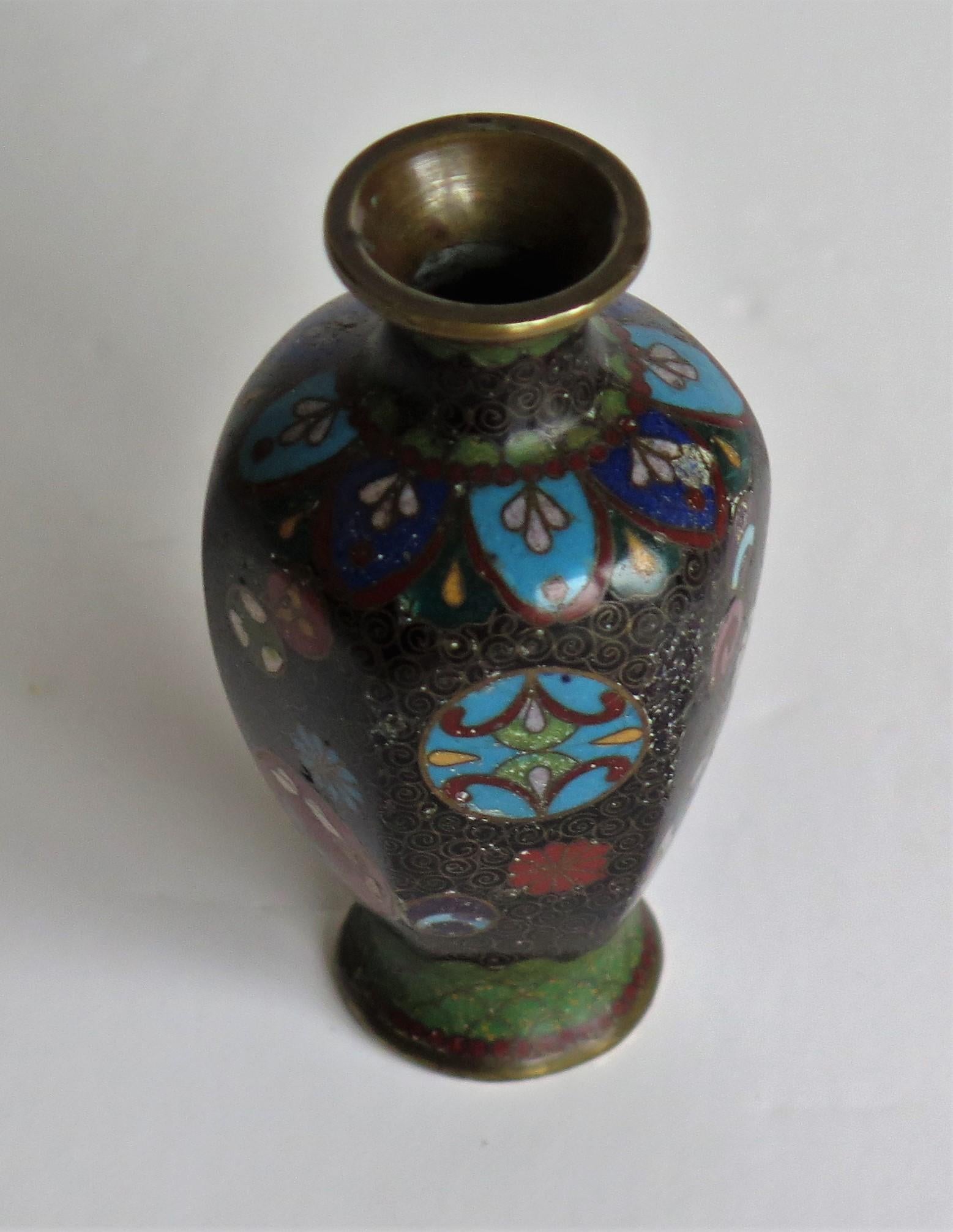 Kleine japanische Cloisonné-Vase aus dem 19. Jahrhundert, Meiji-Periode  im Angebot 4
