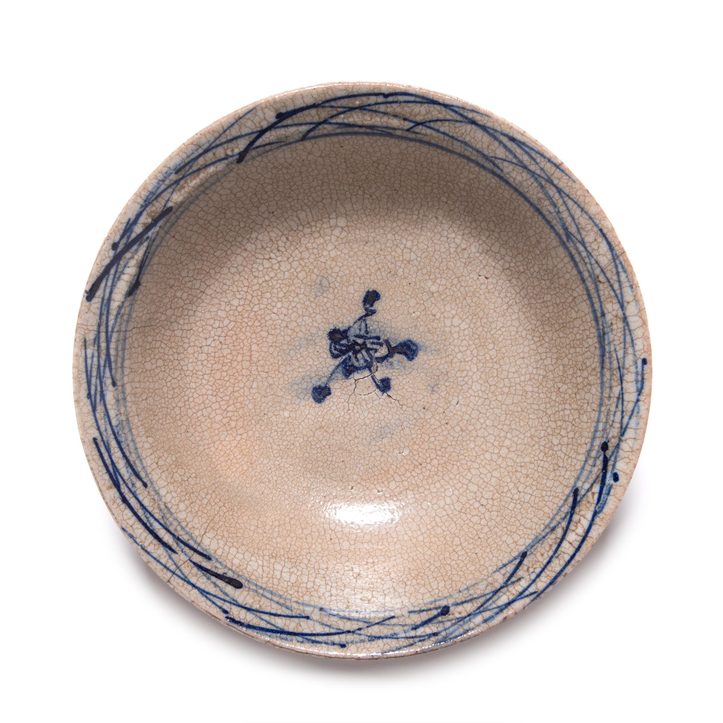 Early 19th Century Chinese Crackled Blue and White Bowl In Good Condition In Chicago, IL