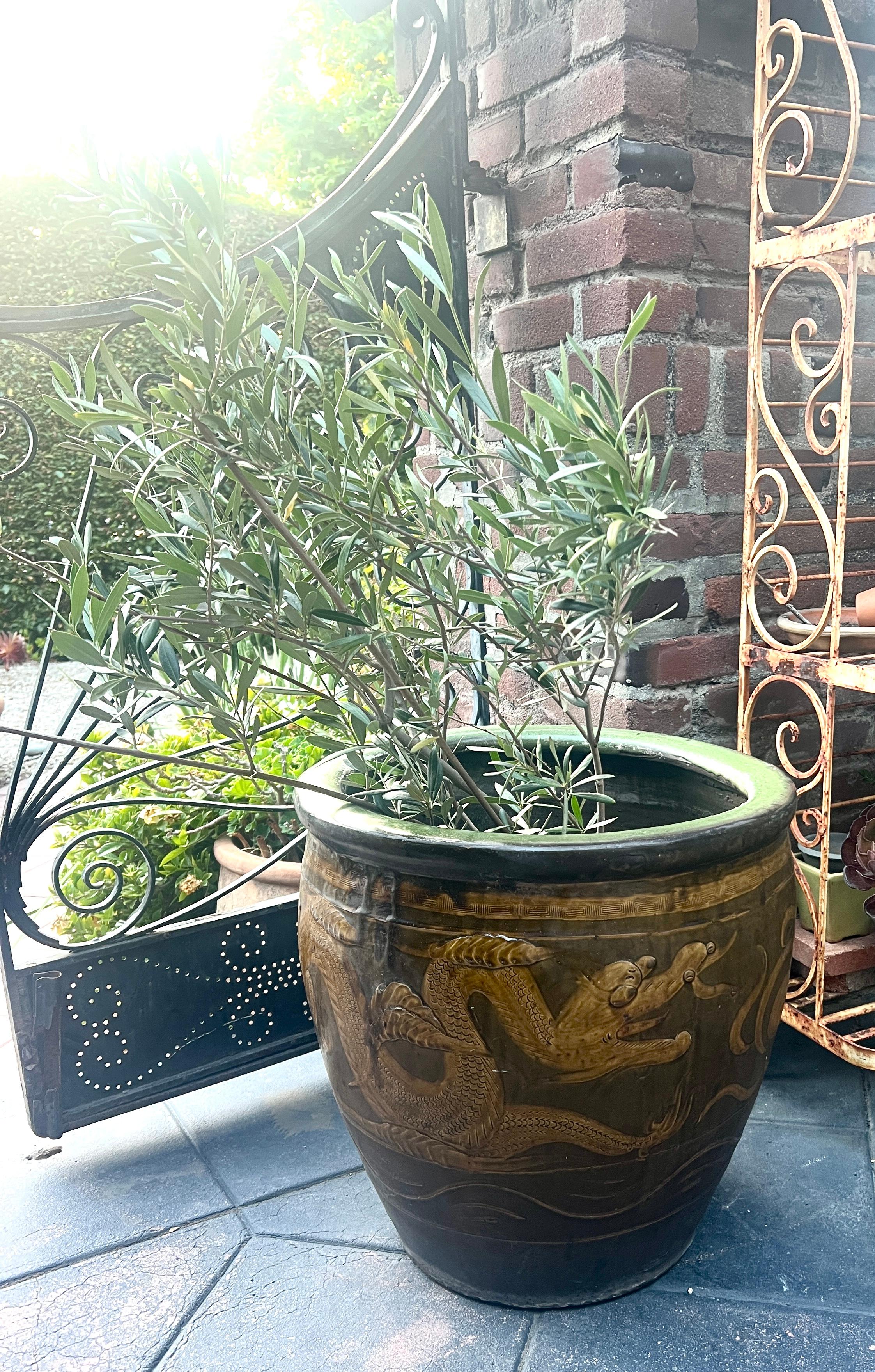 Jarre ou jardinière en faïence chinoise du début du 19e siècle en vente 4