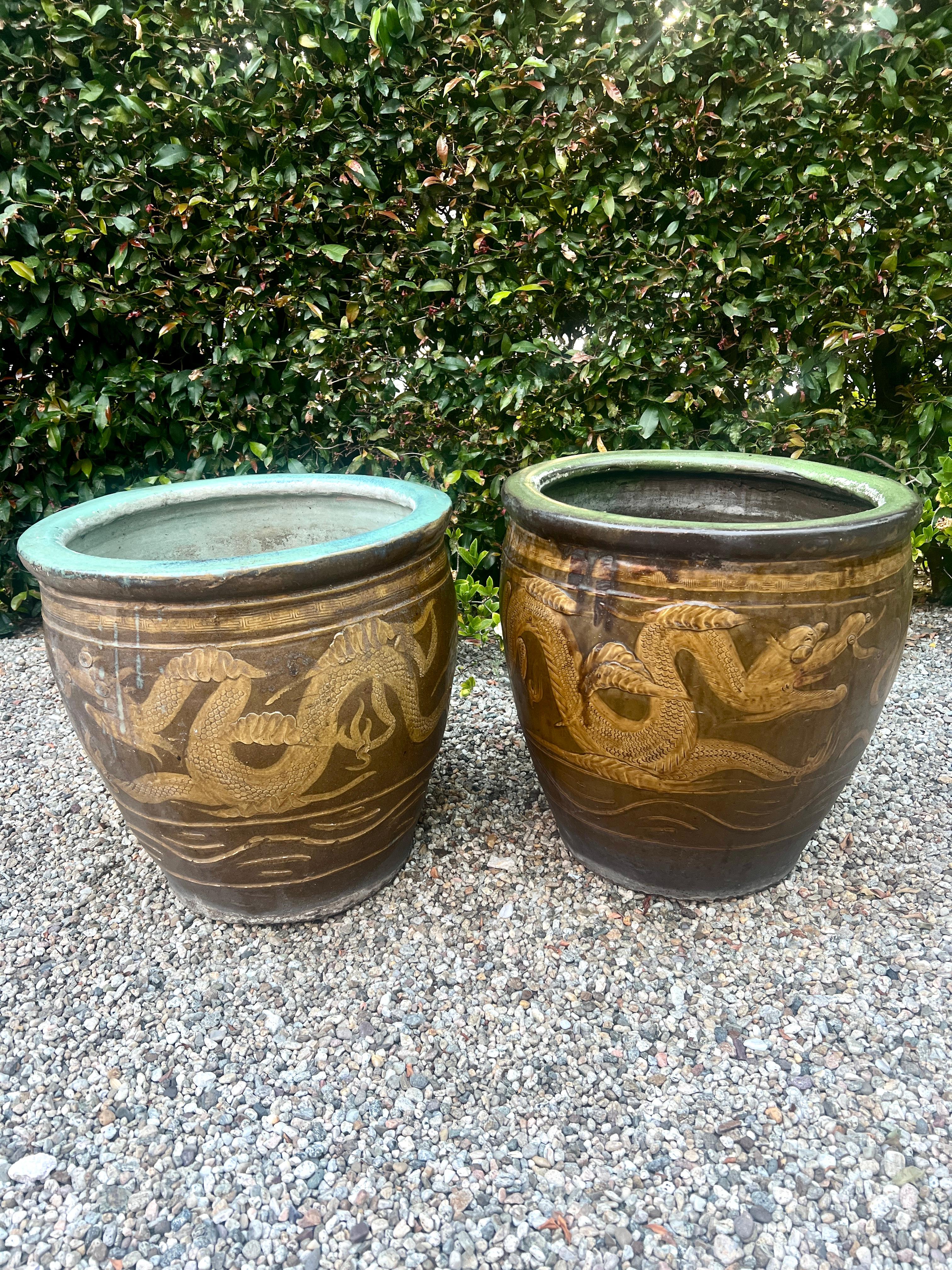 Chinois Jarre ou jardinière en faïence chinoise du début du 19e siècle en vente