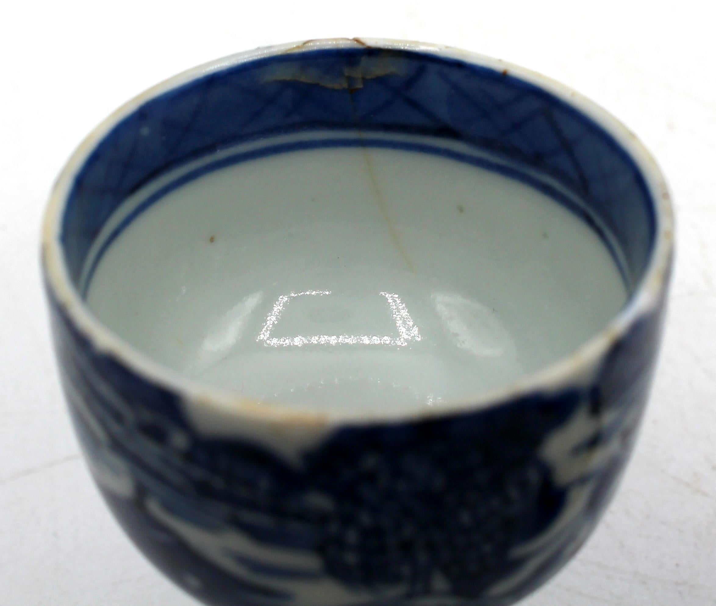 Early 19th Century Chinese Export Blue Canton Pair of Egg Cups For Sale 5