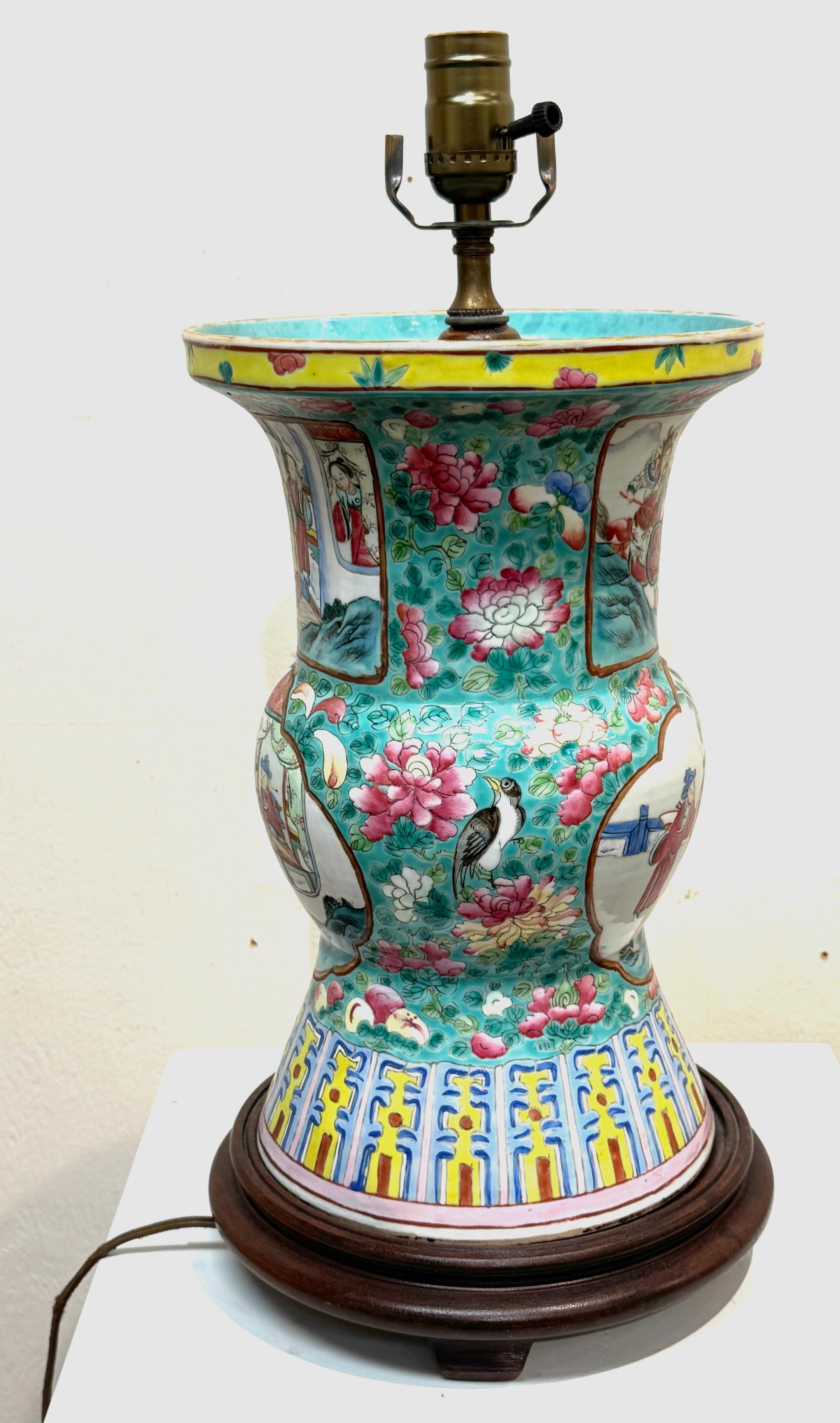 Forma Gu de exportación china de principios del siglo XIX de estilo rosa familiar (Fencai), ahora como lámpara en Bueno estado para la venta en West Palm Beach, FL