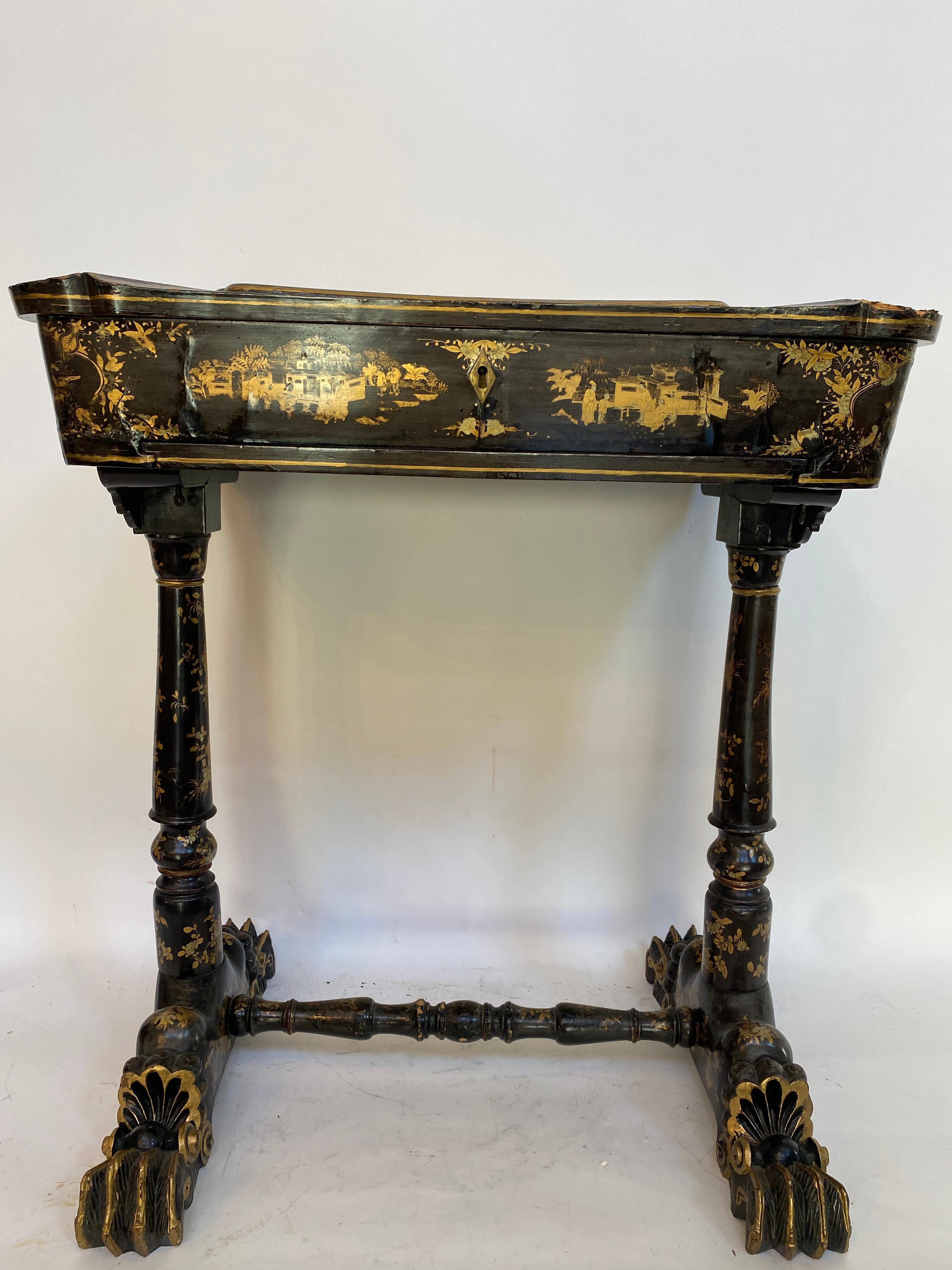 Early 19th Century Chinese Export Lacquer and Gilt Sew Working Table In Good Condition For Sale In Brea, CA