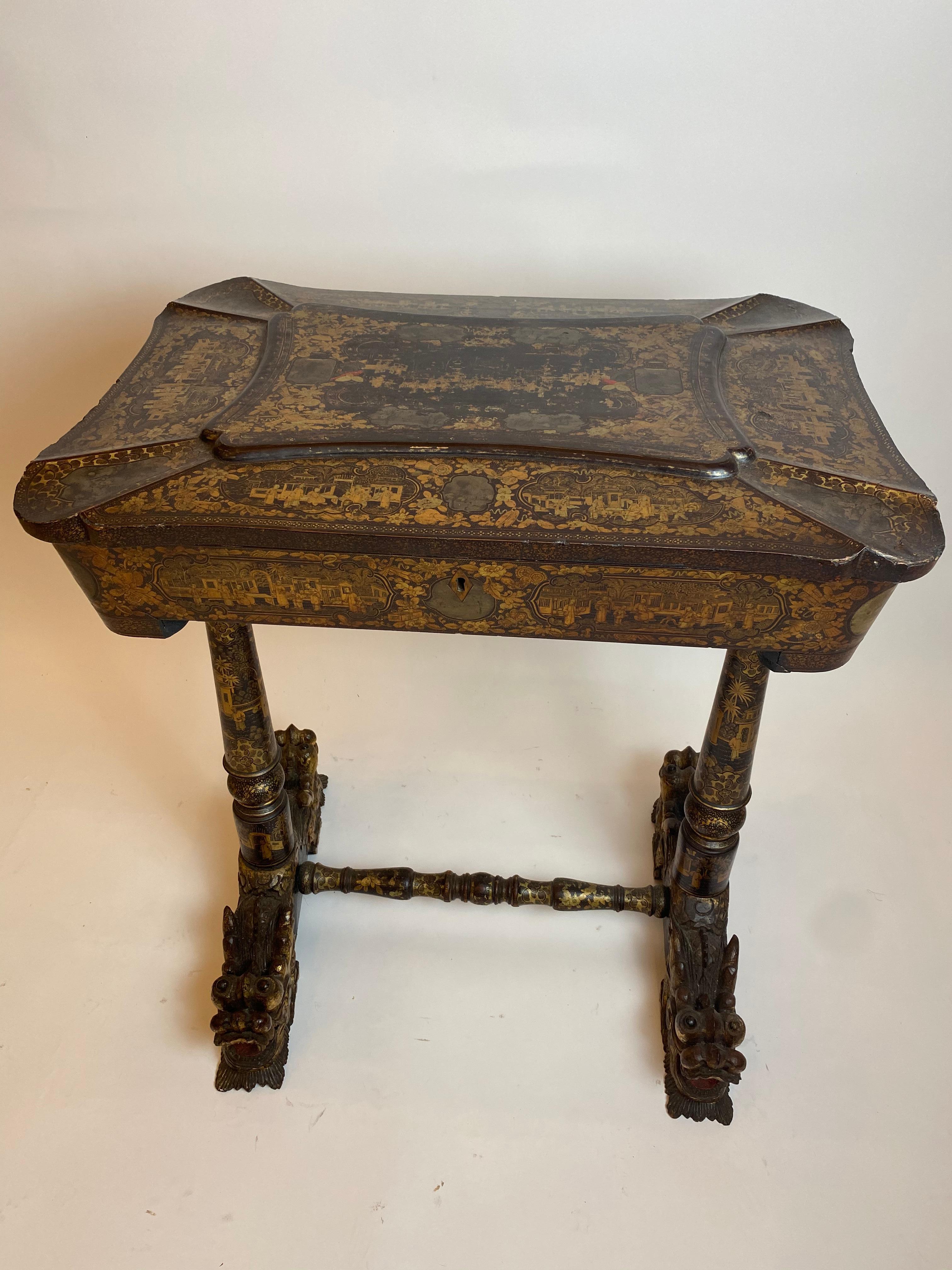 Early 19th Century Chinese Export Lacquer and Gilt Work Table For Sale 1