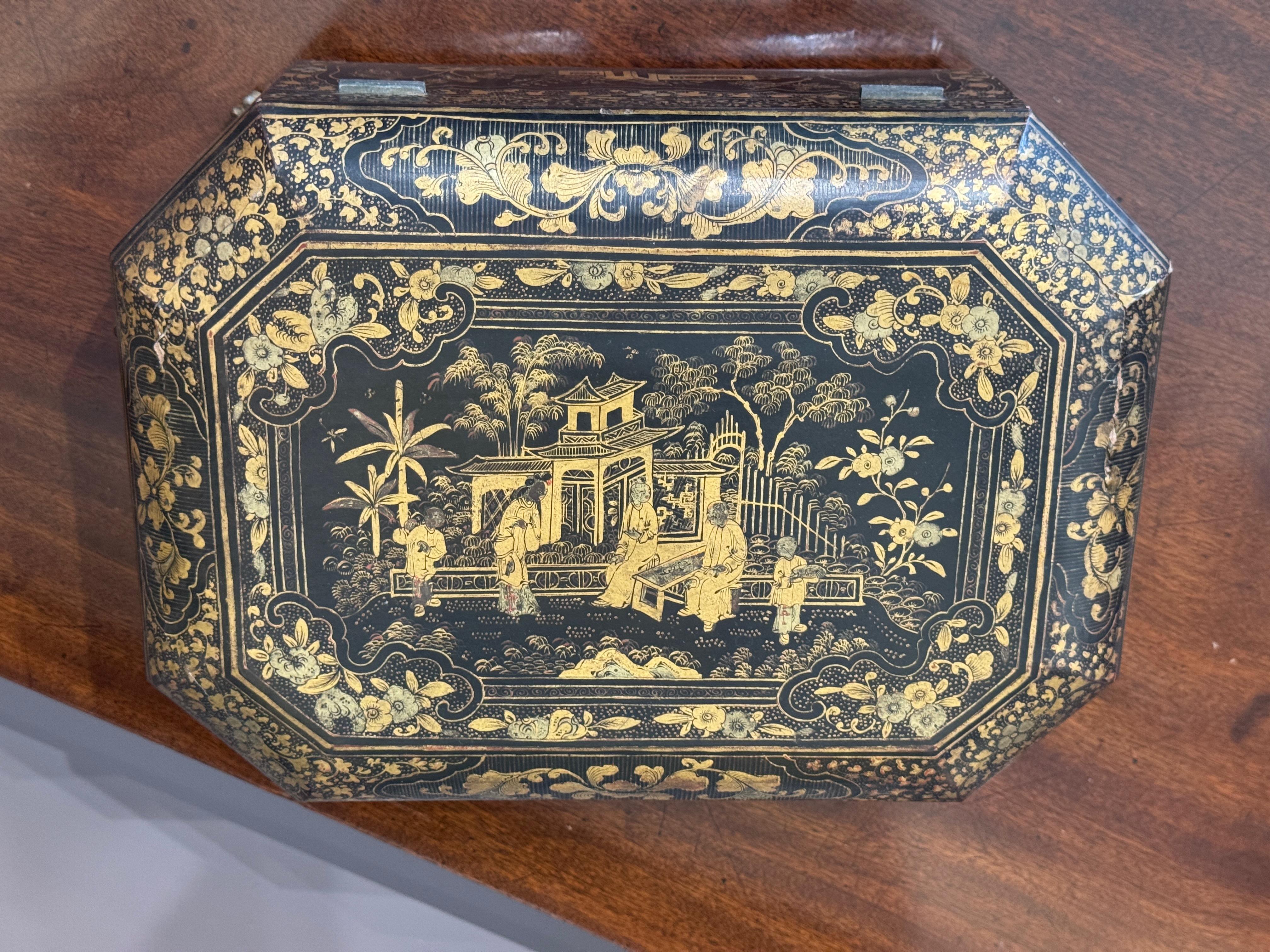 Boîte à couture en laque d'exportation chinoise du début du 19e siècle avec contenu en os sculpté en vente 4