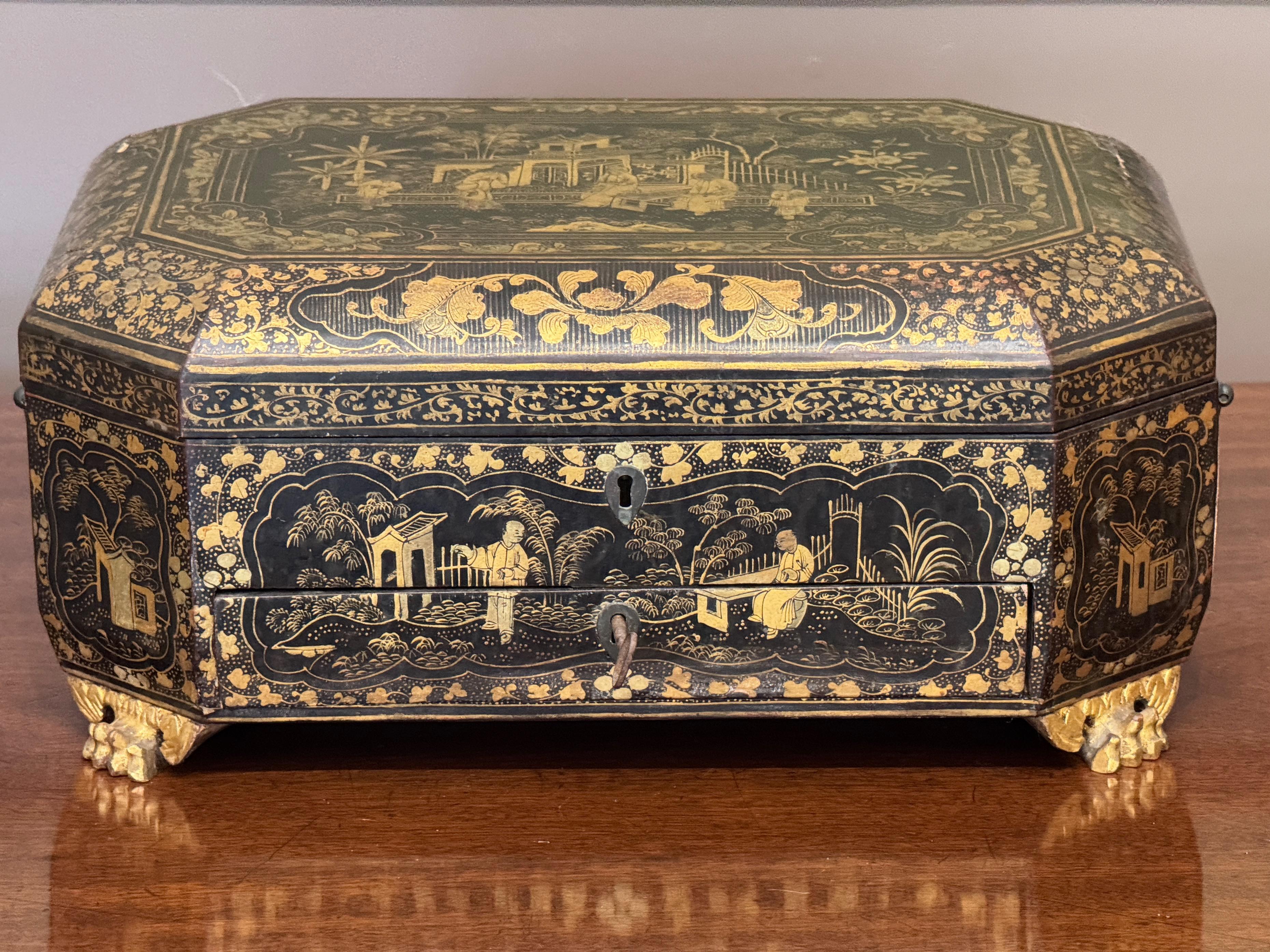 Chinois Boîte à couture en laque d'exportation chinoise du début du 19e siècle avec contenu en os sculpté en vente