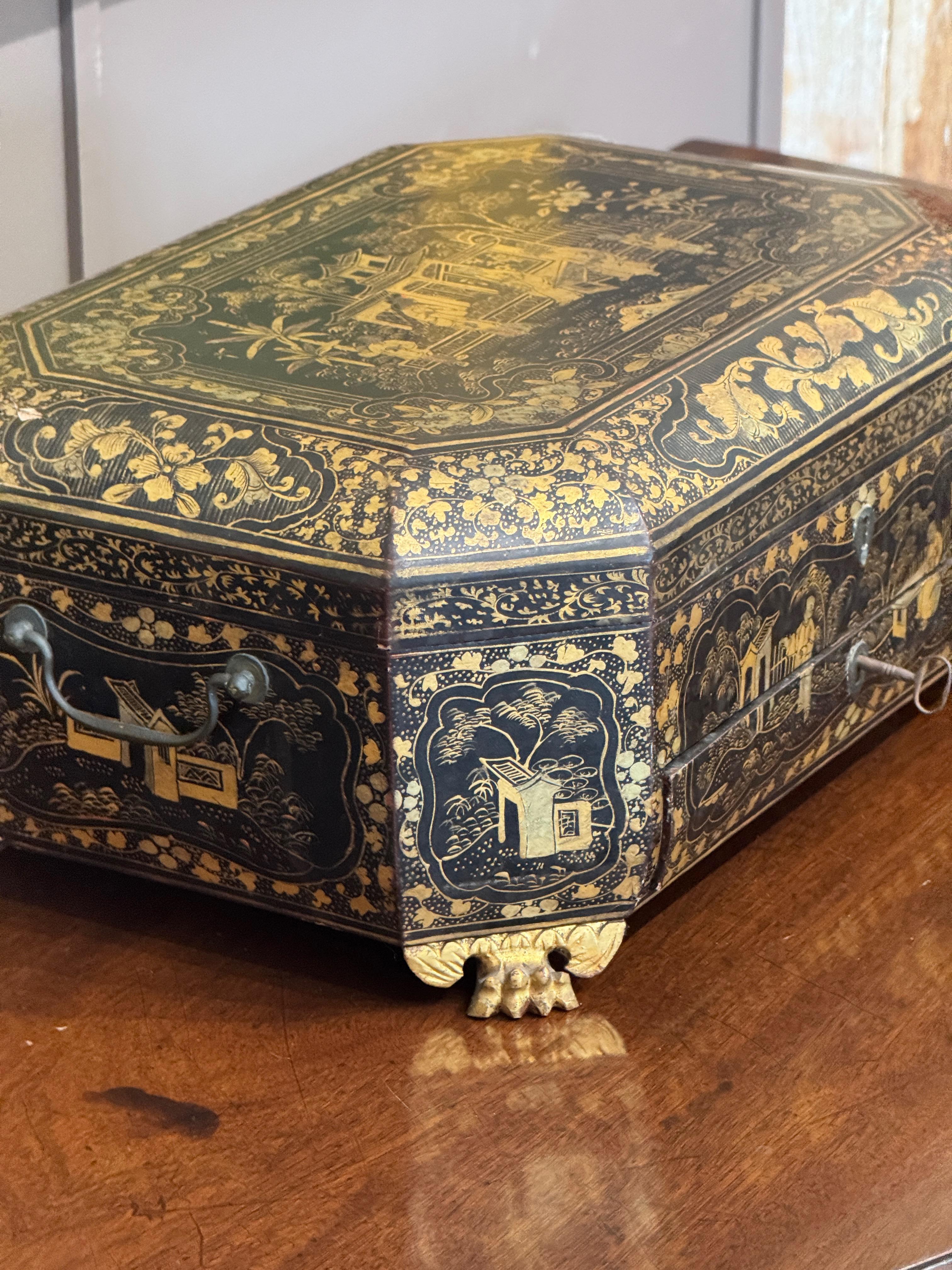 Boîte à couture en laque d'exportation chinoise du début du 19e siècle avec contenu en os sculpté Bon état - En vente à Charlottesville, VA