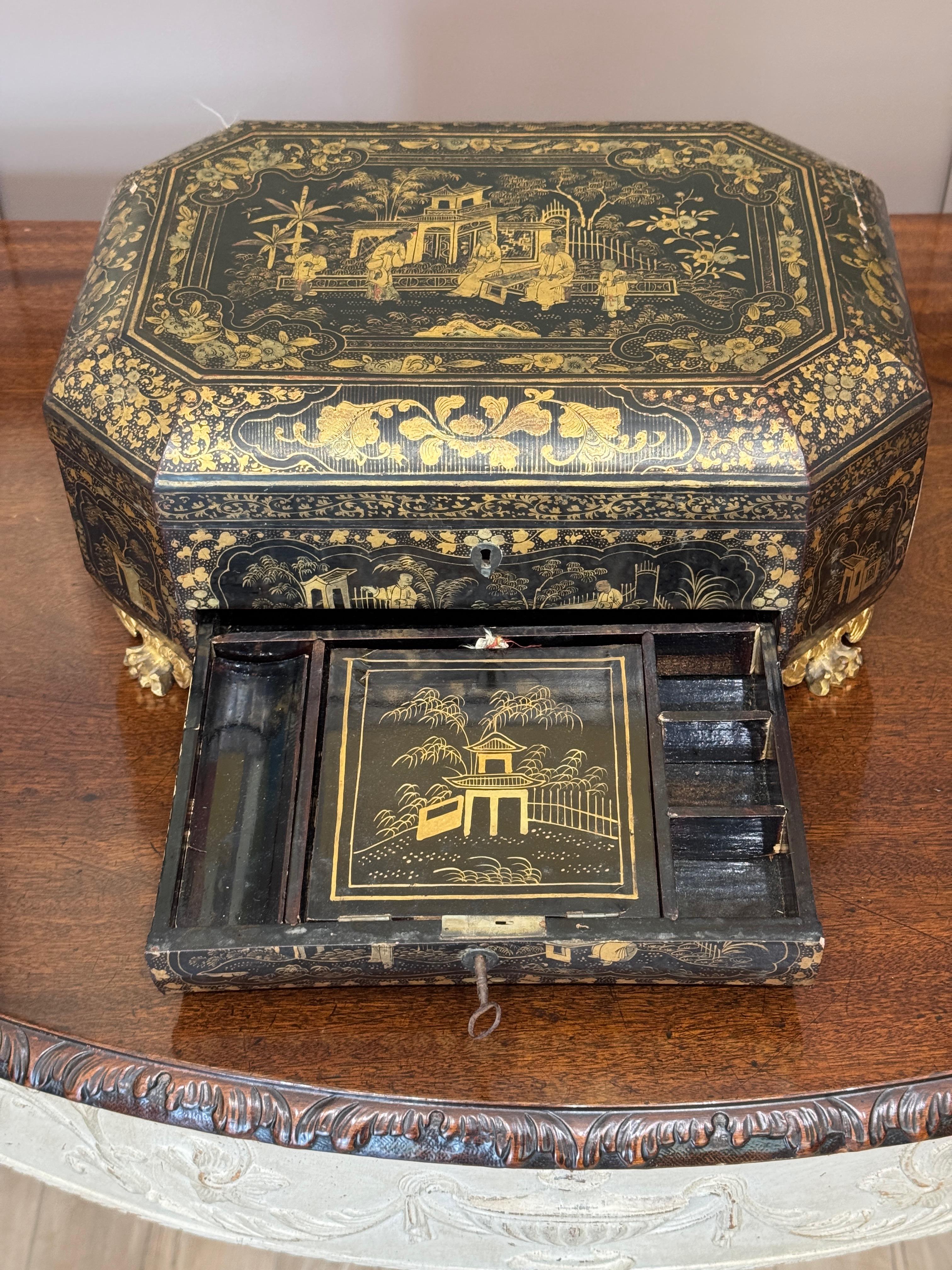 XIXe siècle Boîte à couture en laque d'exportation chinoise du début du 19e siècle avec contenu en os sculpté en vente