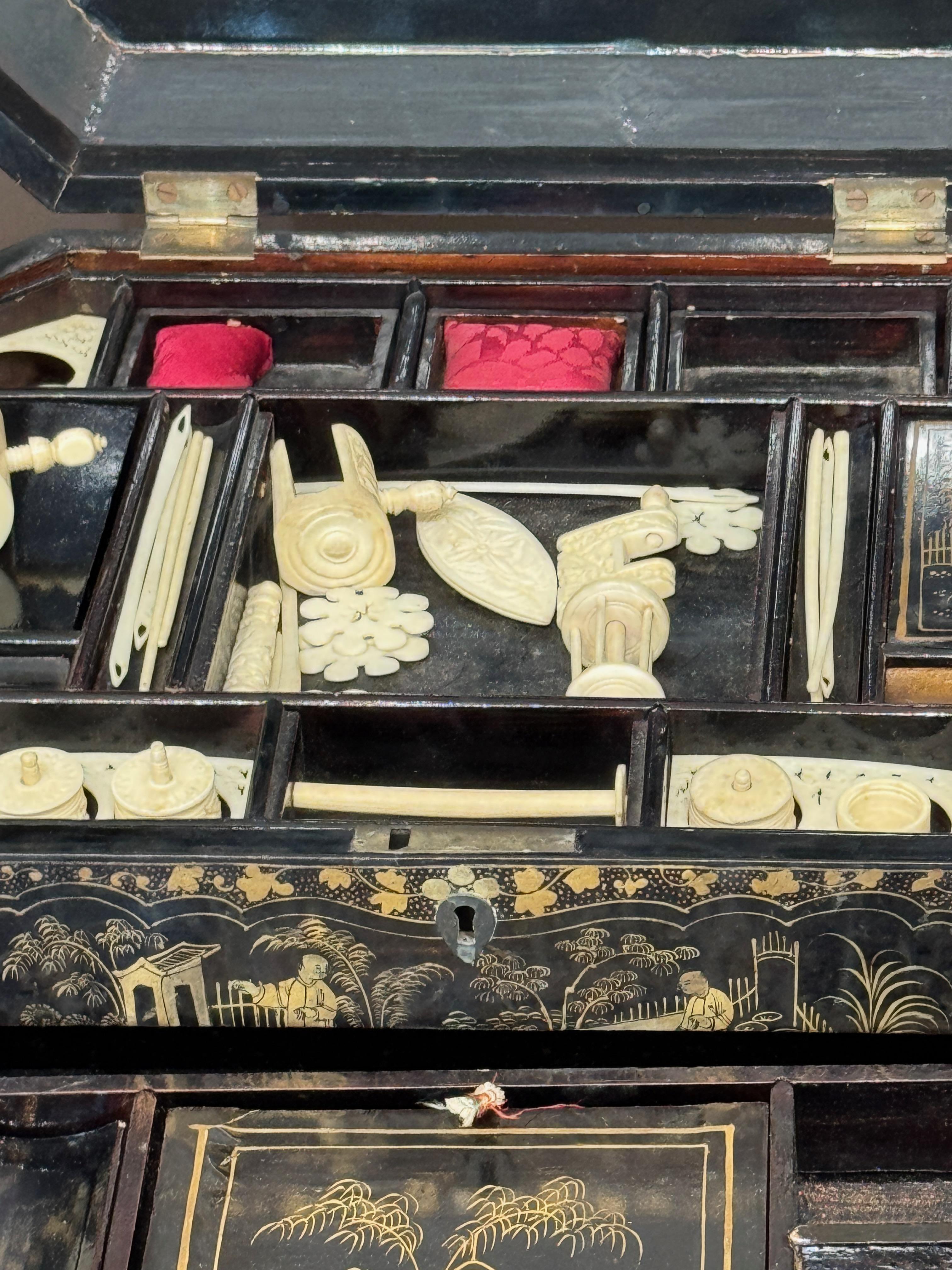 Boîte à couture en laque d'exportation chinoise du début du 19e siècle avec contenu en os sculpté en vente 1