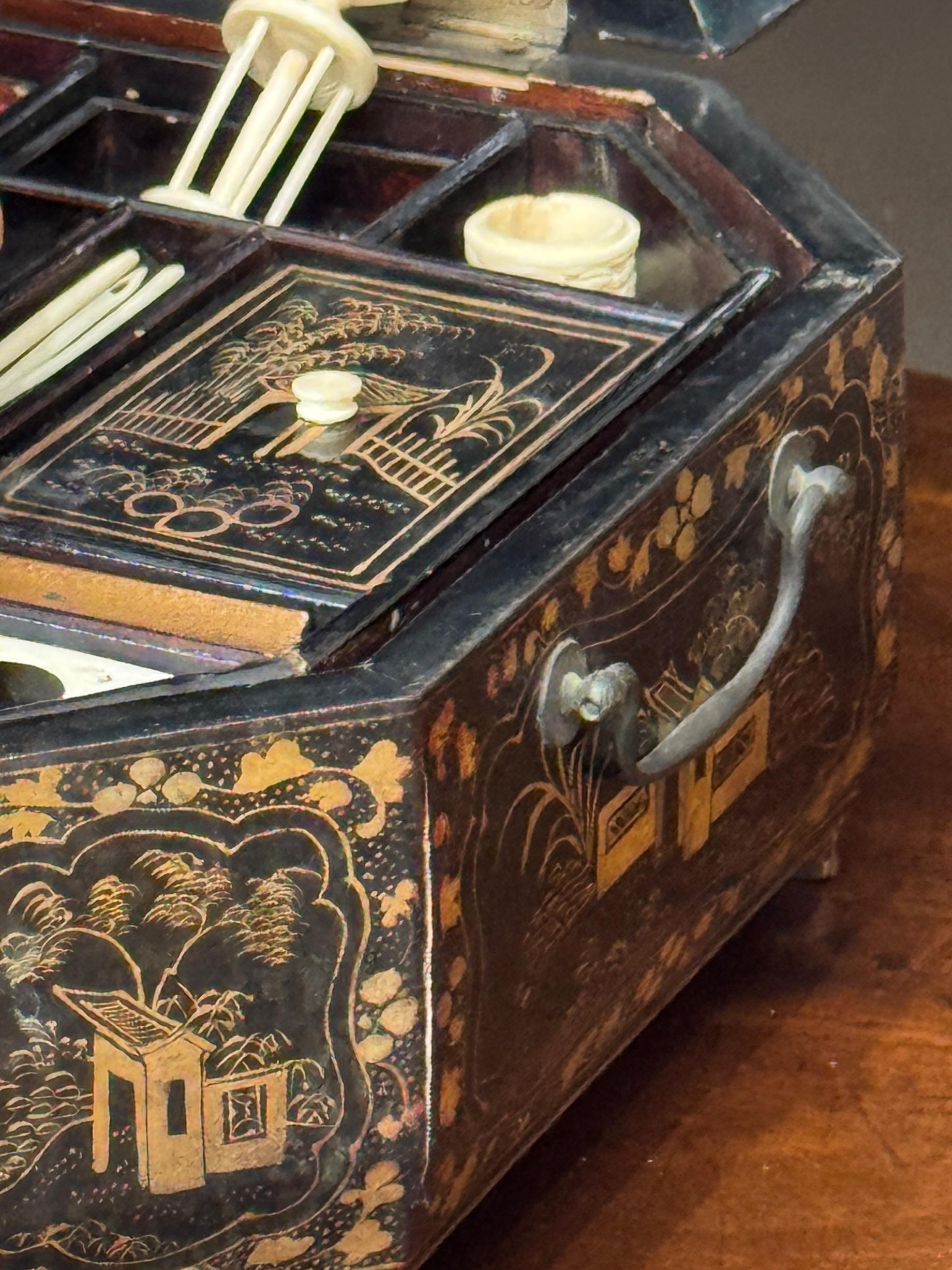 Boîte à couture en laque d'exportation chinoise du début du 19e siècle avec contenu en os sculpté en vente 2