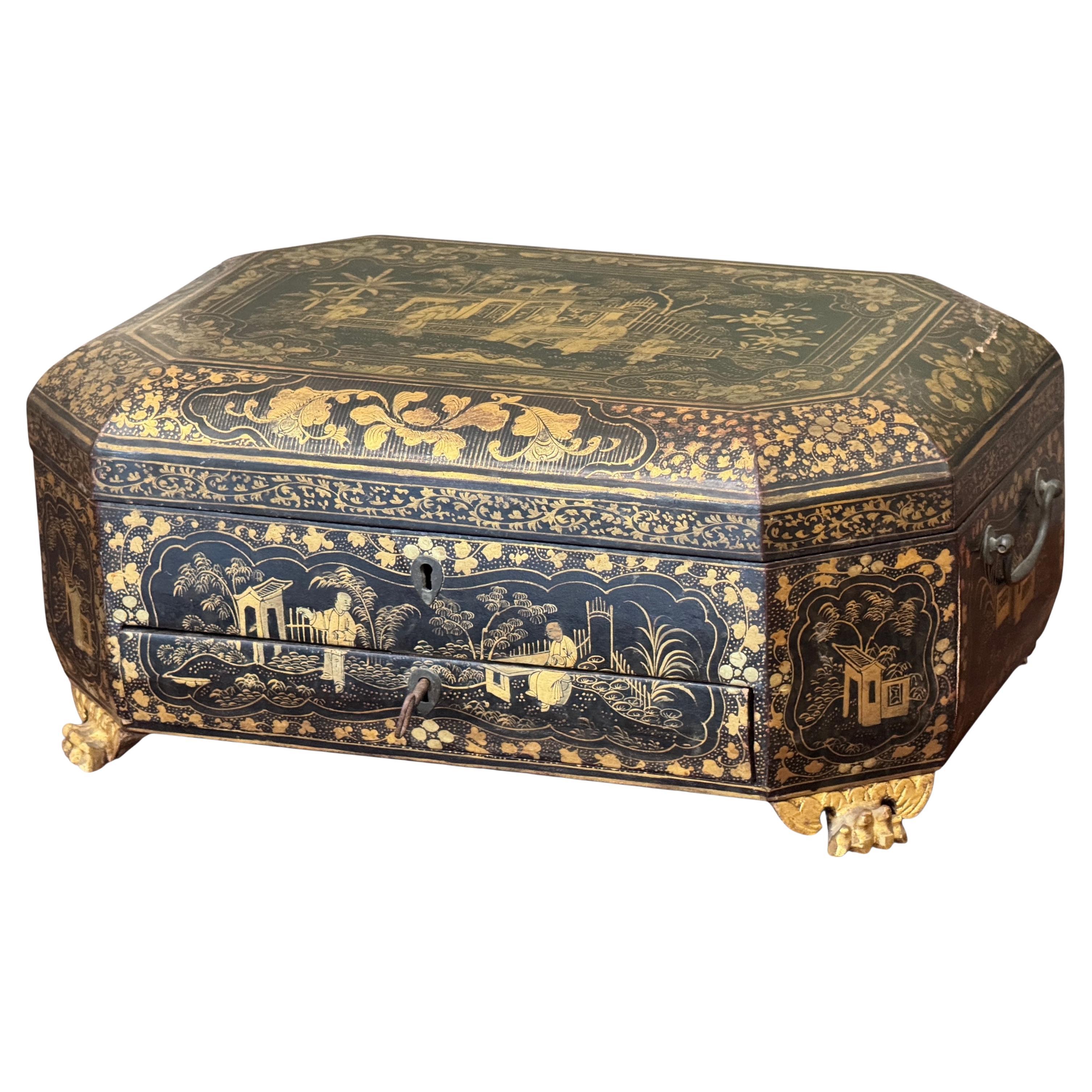 Boîte à couture en laque d'exportation chinoise du début du 19e siècle avec contenu en os sculpté en vente