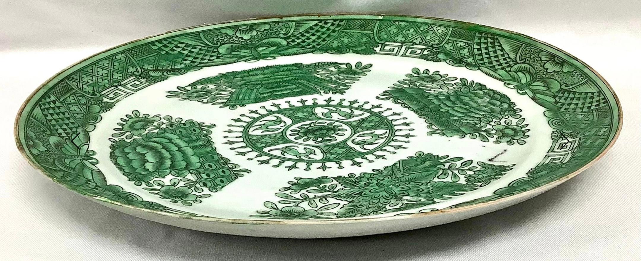 Beautiful antique early 19th century Chinese Export porcelain plate in the 'Green Fitzhugh' pattern with gold trim, circa 1820.  Very good condition with age appropriate wear

Dimensions:
9.5