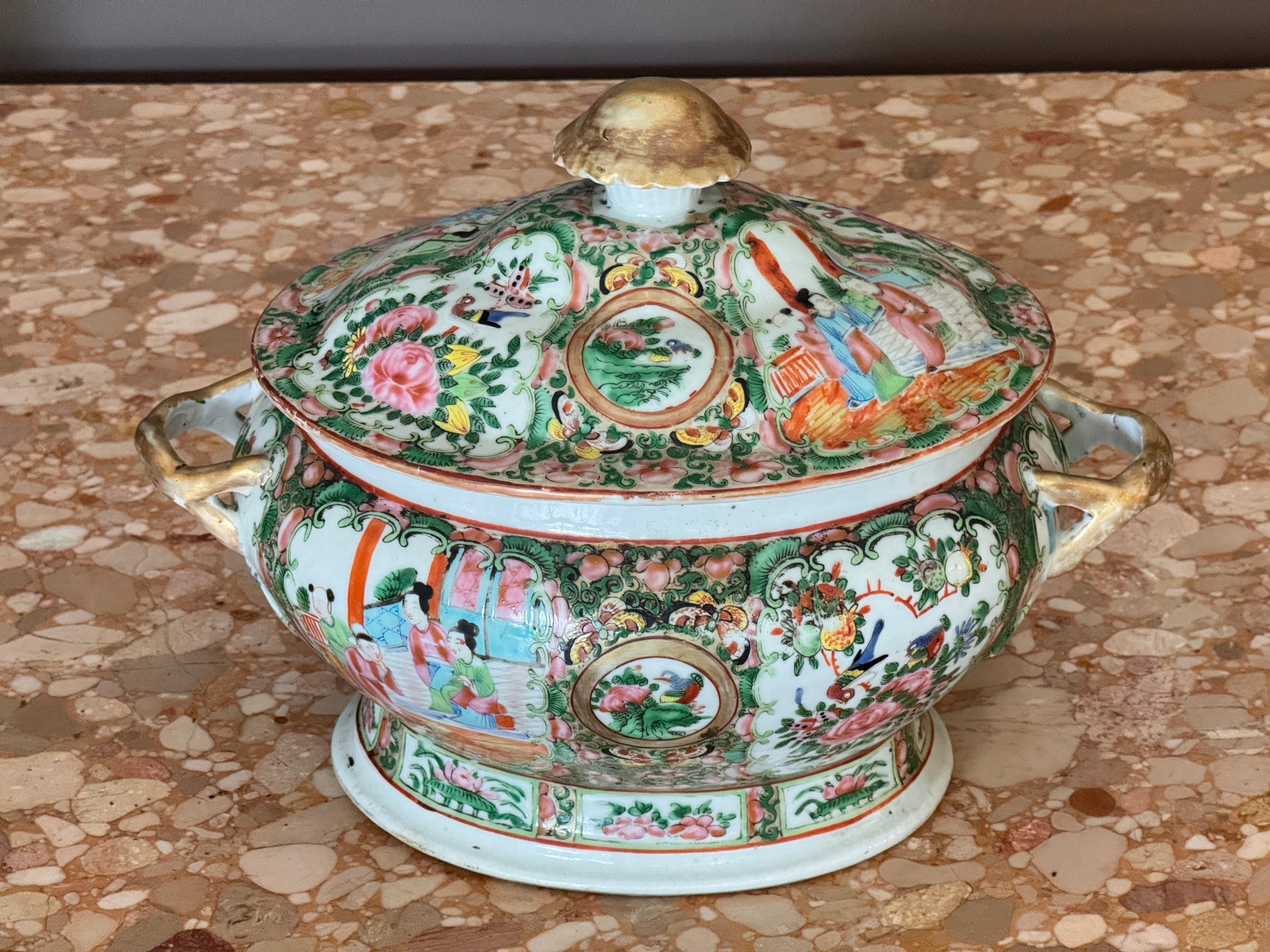 Early 19th Century Chinese Export Rose Medallion Soup Tureen In Good Condition For Sale In Charlottesville, VA