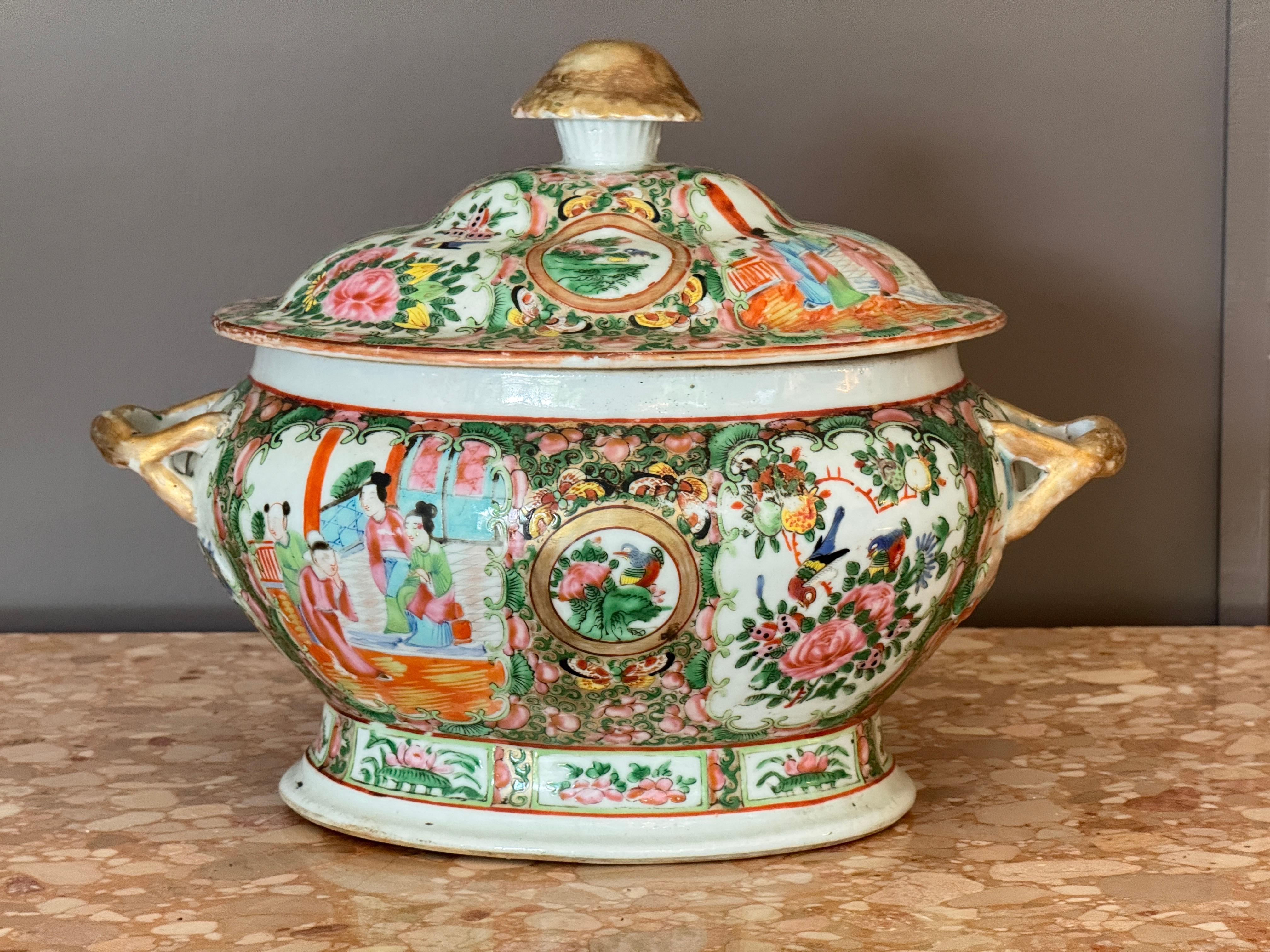 Porcelain Early 19th Century Chinese Export Rose Medallion Soup Tureen For Sale