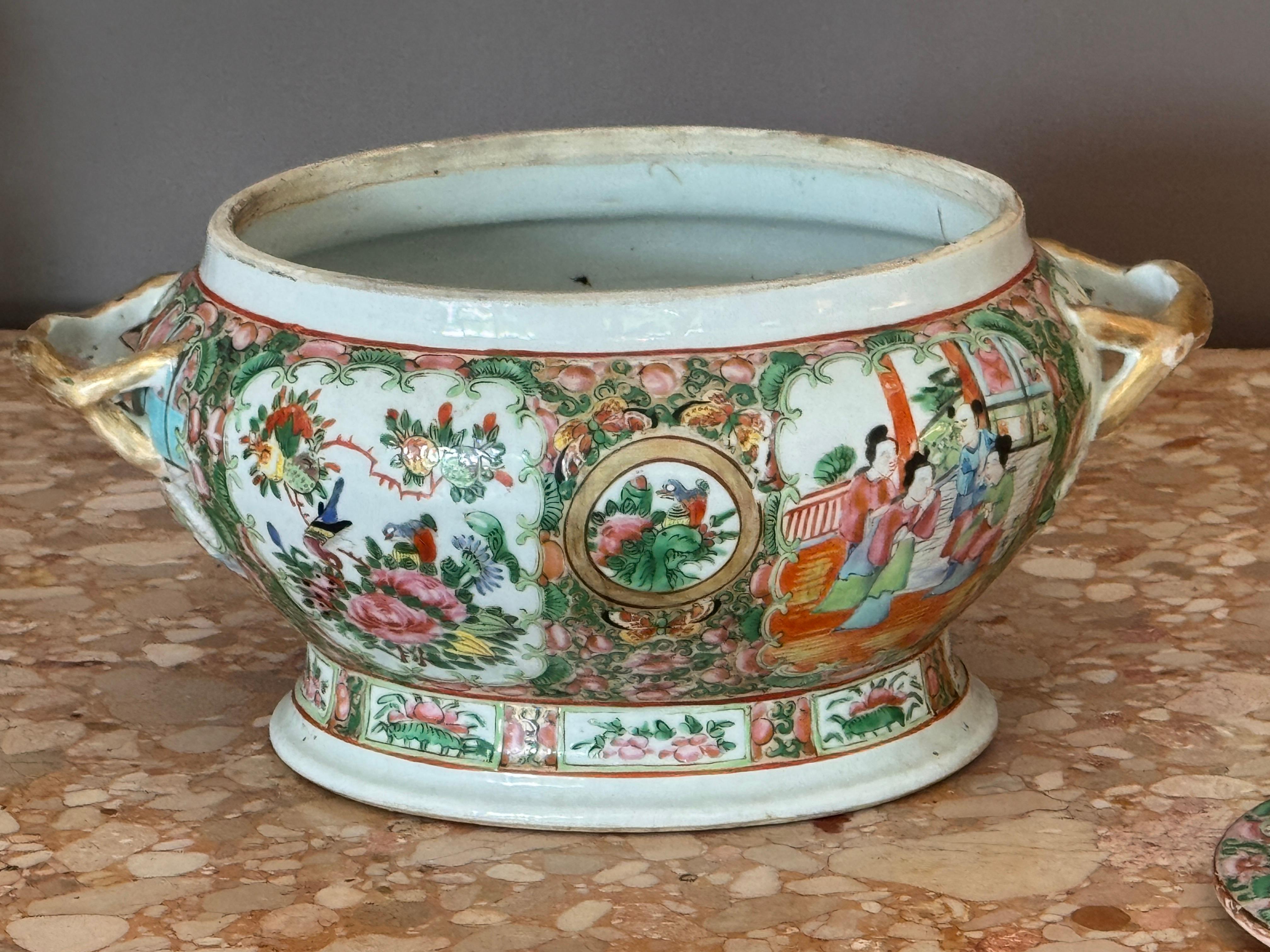 Early 19th Century Chinese Export Rose Medallion Soup Tureen For Sale 5