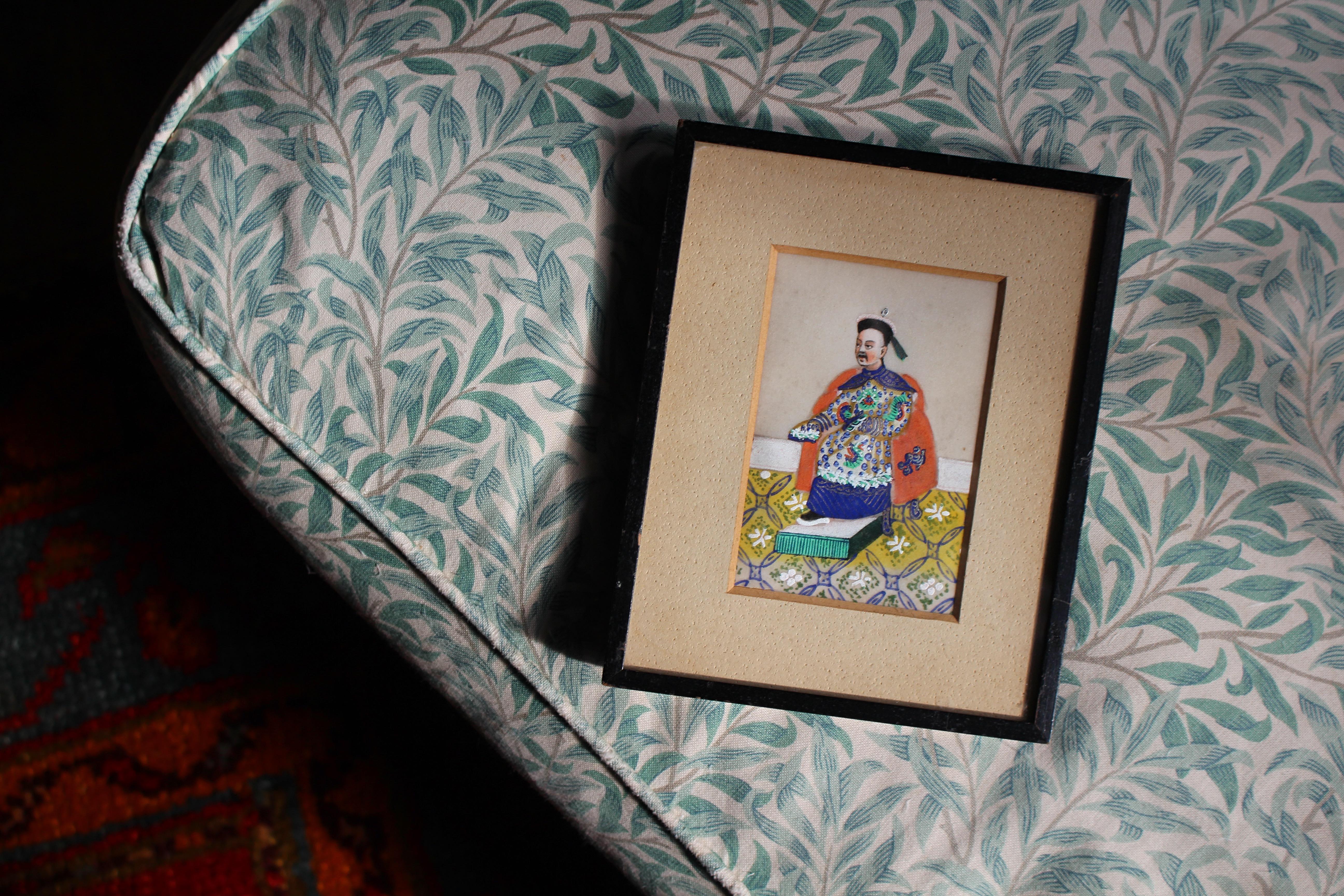 Chinesische Gouache auf Papier des frühen 19. Jahrhunderts Porträt eines königlichen Edelmannes (Handbemalt) im Angebot