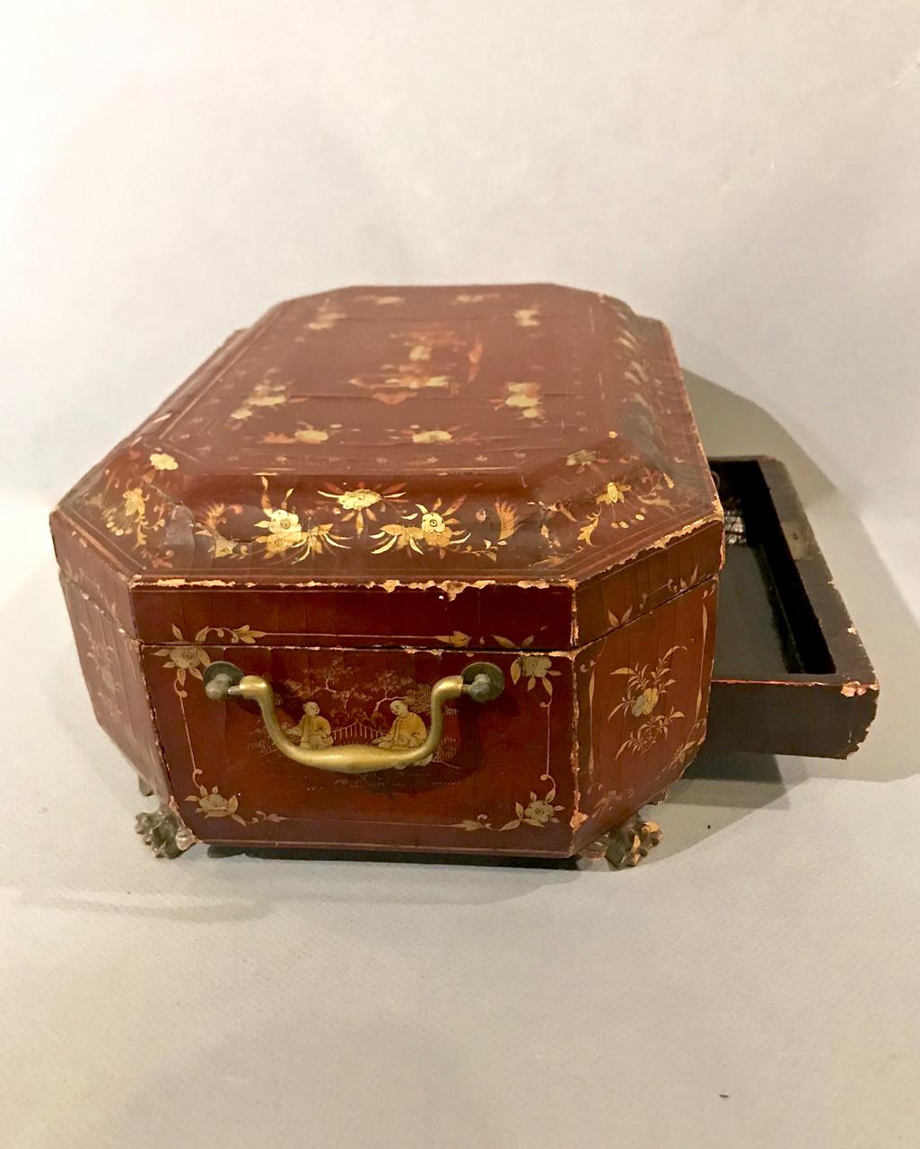 Early 19th Century Chinese Lacquer Box In Distressed Condition For Sale In Pasadena, CA