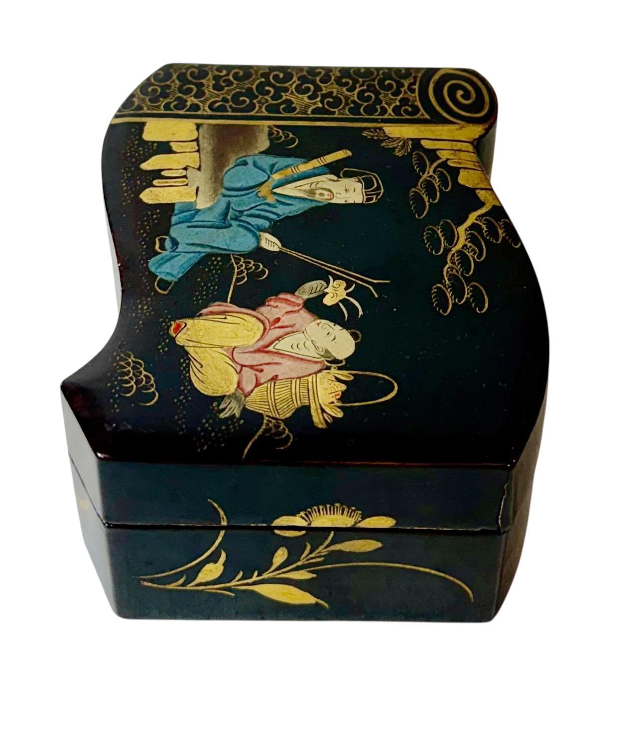 Early 19th Century Chinese Lacquer Scroll Form Box In Good Condition For Sale In Tampa, FL