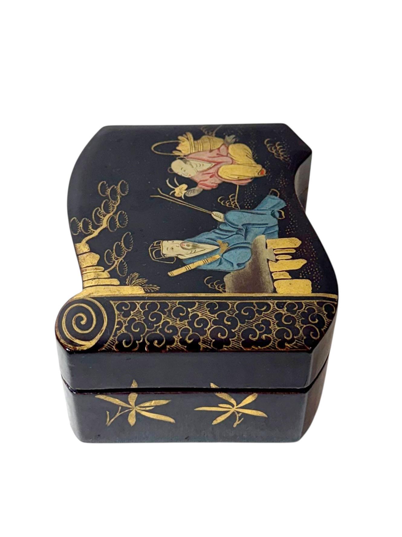 Wood Early 19th Century Chinese Lacquer Scroll Form Box For Sale