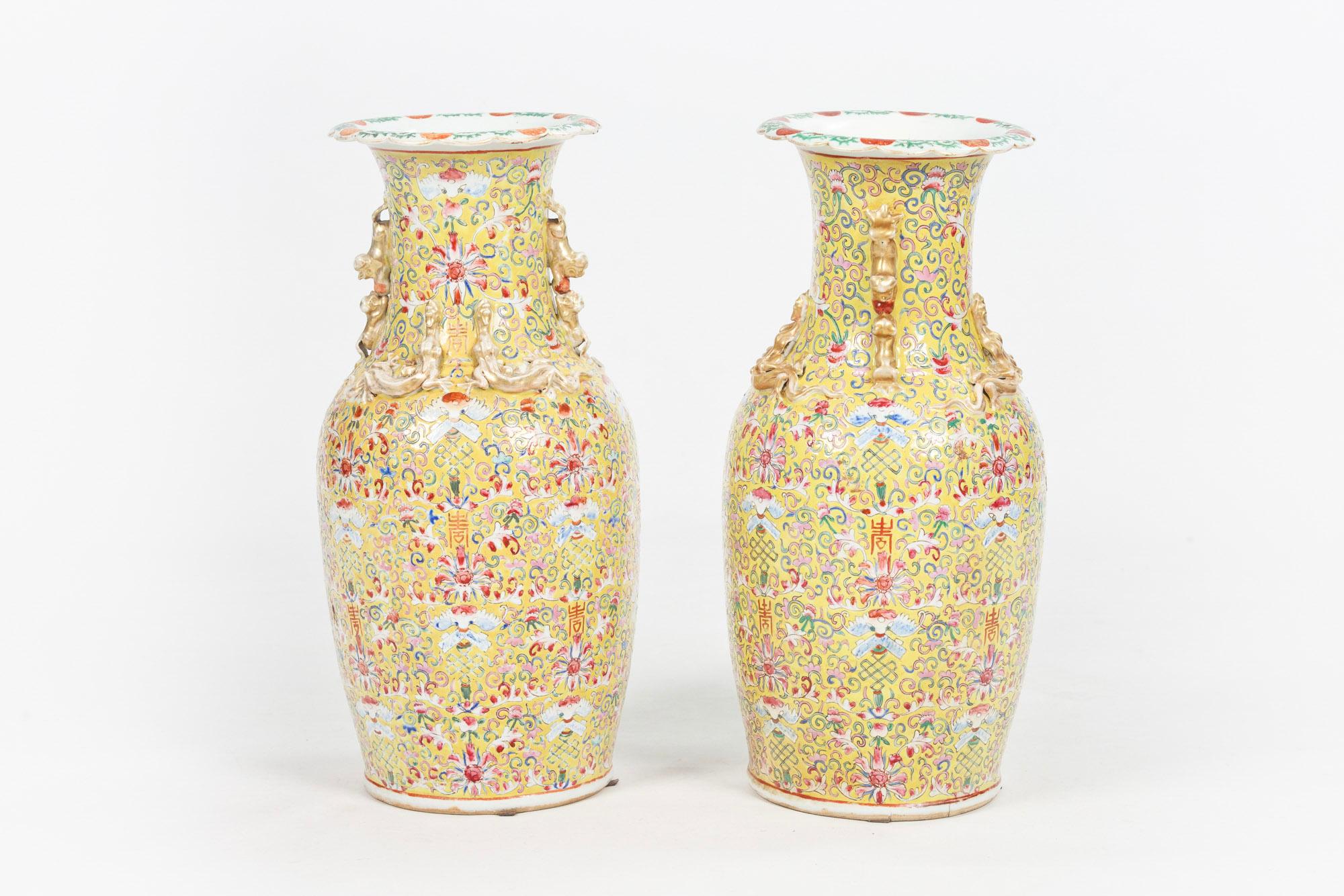 Early 19th Century Chinese Qing Dynasty Famille Jaune Pair of Vases In Good Condition For Sale In Dublin 8, IE
