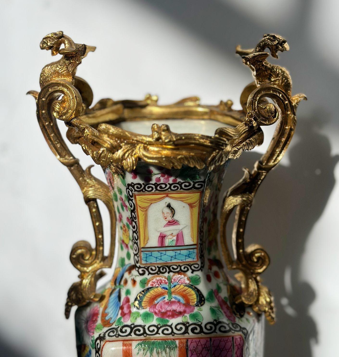 Vasi tradizionali cinesi Famille Rose Canton realizzati in bronzo e porcellana di qualità, con bellissimi dettagli dipinti a mano come raffigurazioni di vita quotidiana, scene tradizionali cinesi, figure botaniche e farfalle; il corpo ha una figura