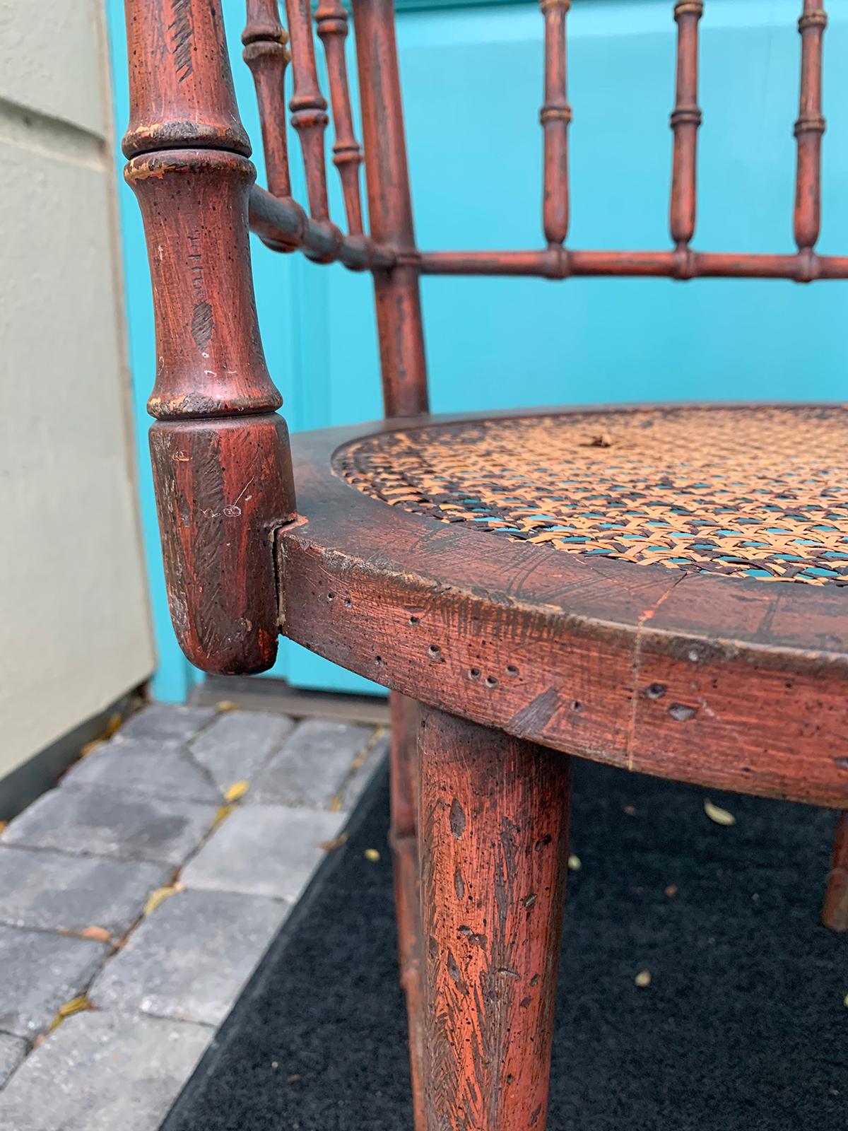 Fauteuil en faux bambou peint en rouge du début du XIXe siècle, datant d'environ 1810, période Régence 9