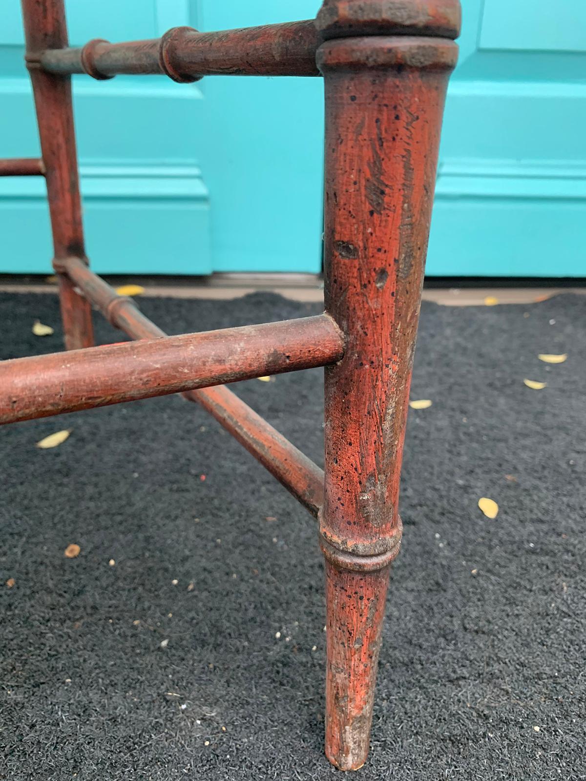 Fauteuil en faux bambou peint en rouge du début du XIXe siècle, datant d'environ 1810, période Régence 11
