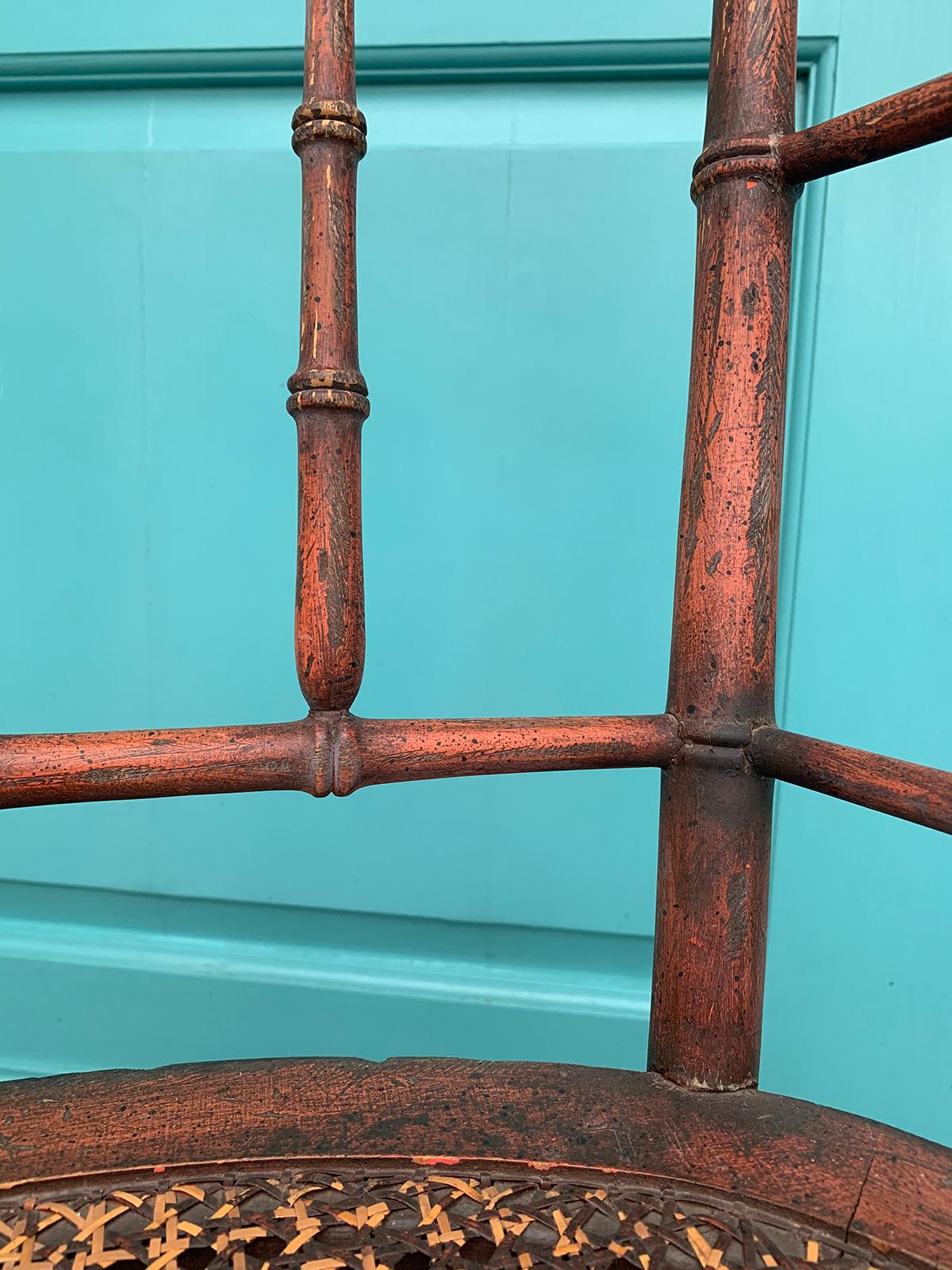Fauteuil en faux bambou peint en rouge du début du XIXe siècle, datant d'environ 1810, période Régence 13