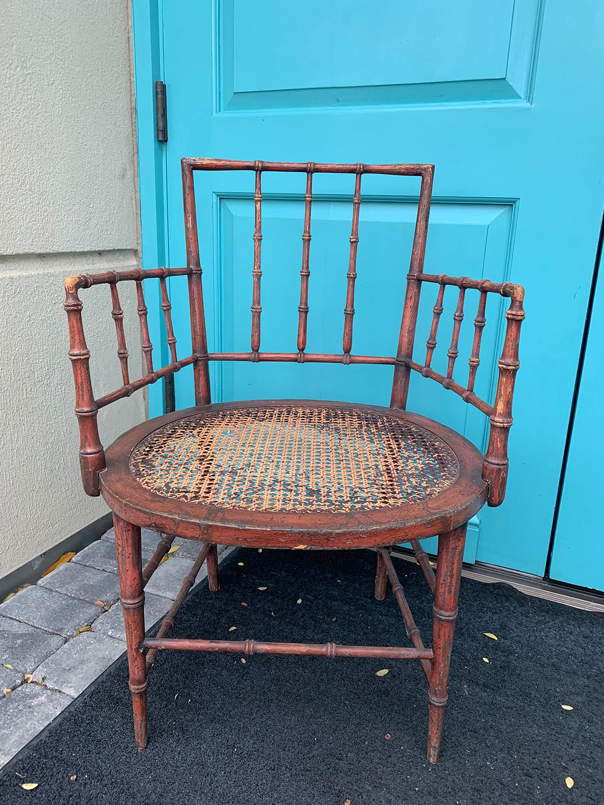 Fauteuil d'époque Regency du début du XIXe siècle, vers 1810, en faux bambou peint en rouge, avec assise en rotin
Mesures : 22.25