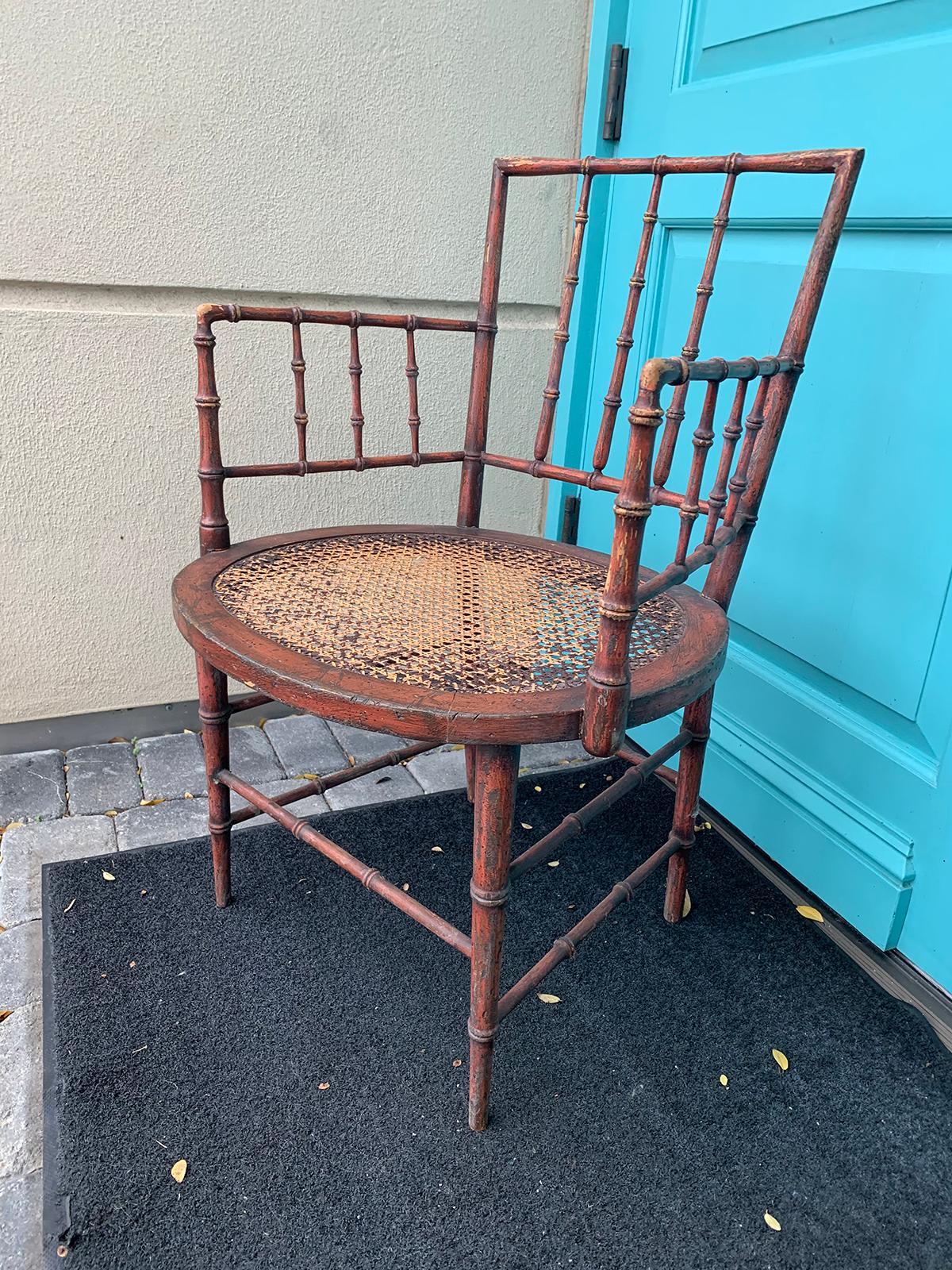 Regency Fauteuil en faux bambou peint en rouge du début du XIXe siècle, datant d'environ 1810, période Régence